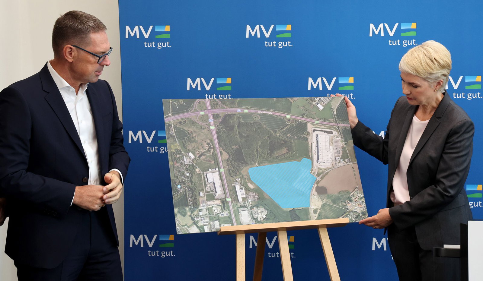 Schwarz-Chef Chrzanowski und Mecklenburg-Vorpommerns Ministerpräsidentin Schwesig stellten Ende August den Plan für das neue Rechenzentrum bei Rostock vor. (Archivbild)