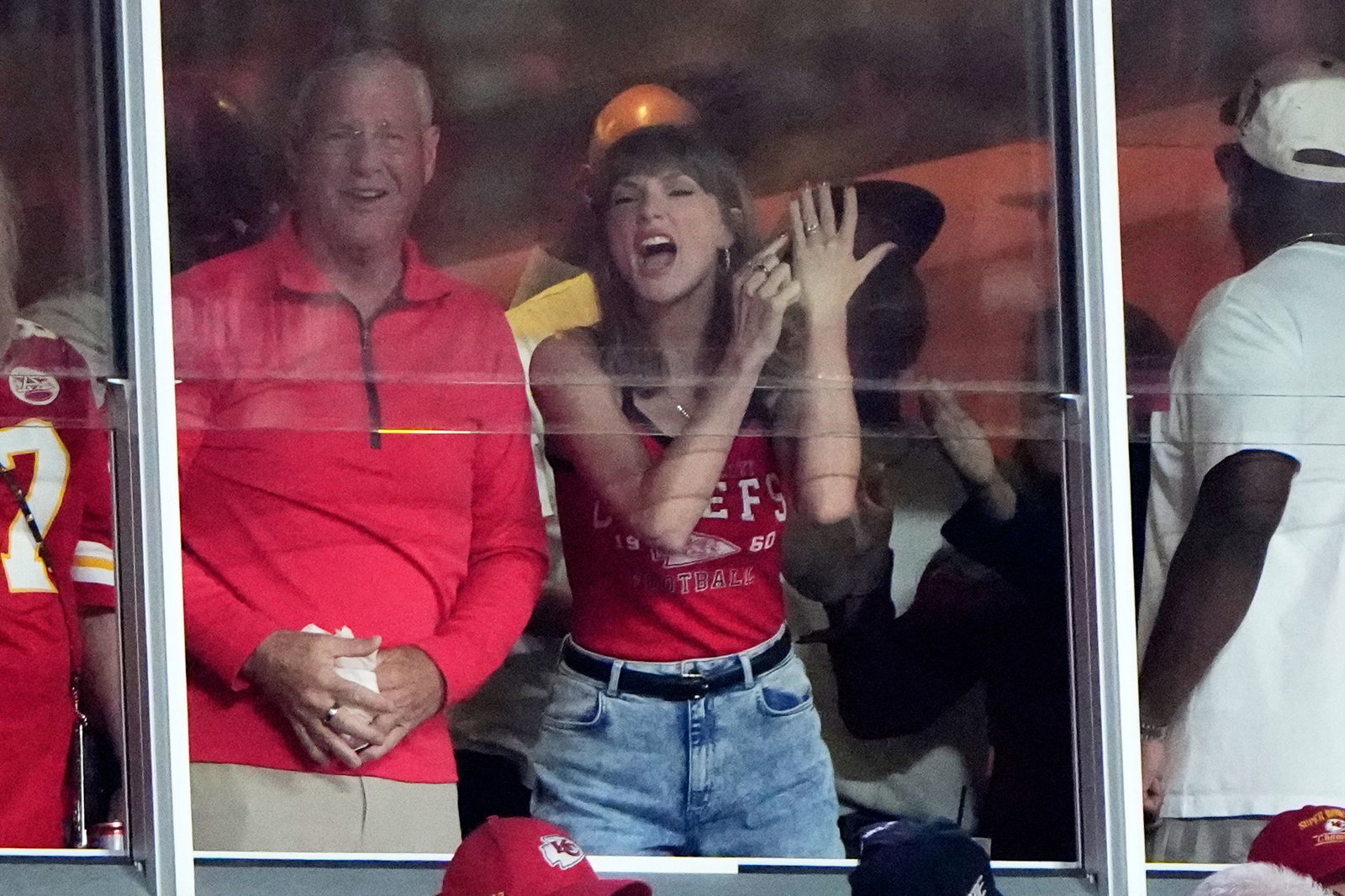 Swift und ihr Vater vor wenigen Tagen bei einem Spiel der Kansas City Chiefs, dem Team ihres Ehemanns Travis Kelce.