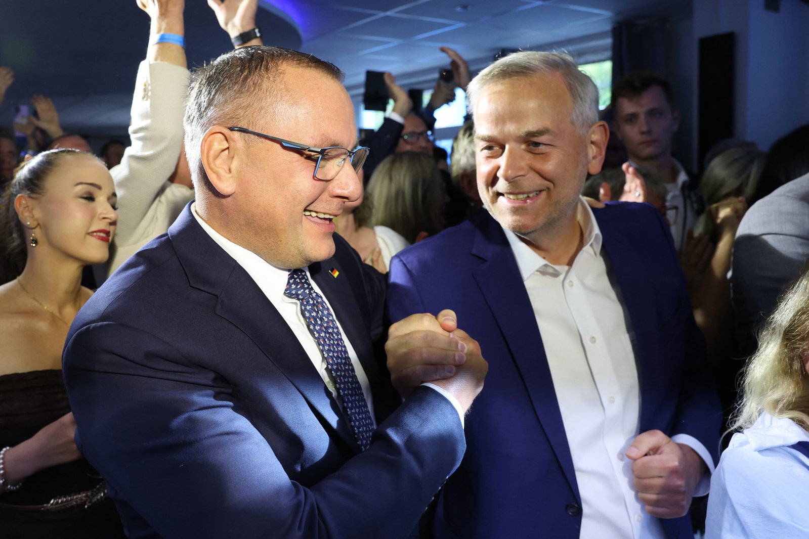 AfD-Co-Chef Tino Chruppalla (links) spricht von einem «sensationellen Ergebnis» für seine Partei und feiert mit Mecklenburg-Vorpommerns AfD-Wahlsieger Leif-Erik Holm. 