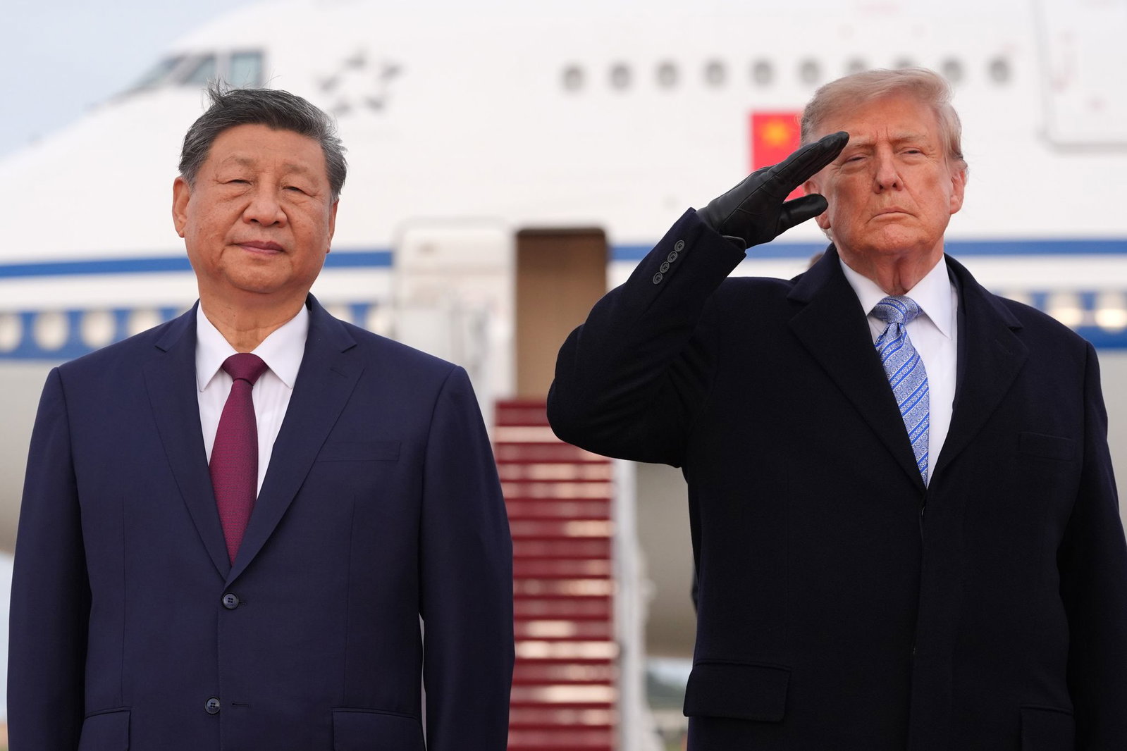 Trump salutiert zur Nationalhymne.