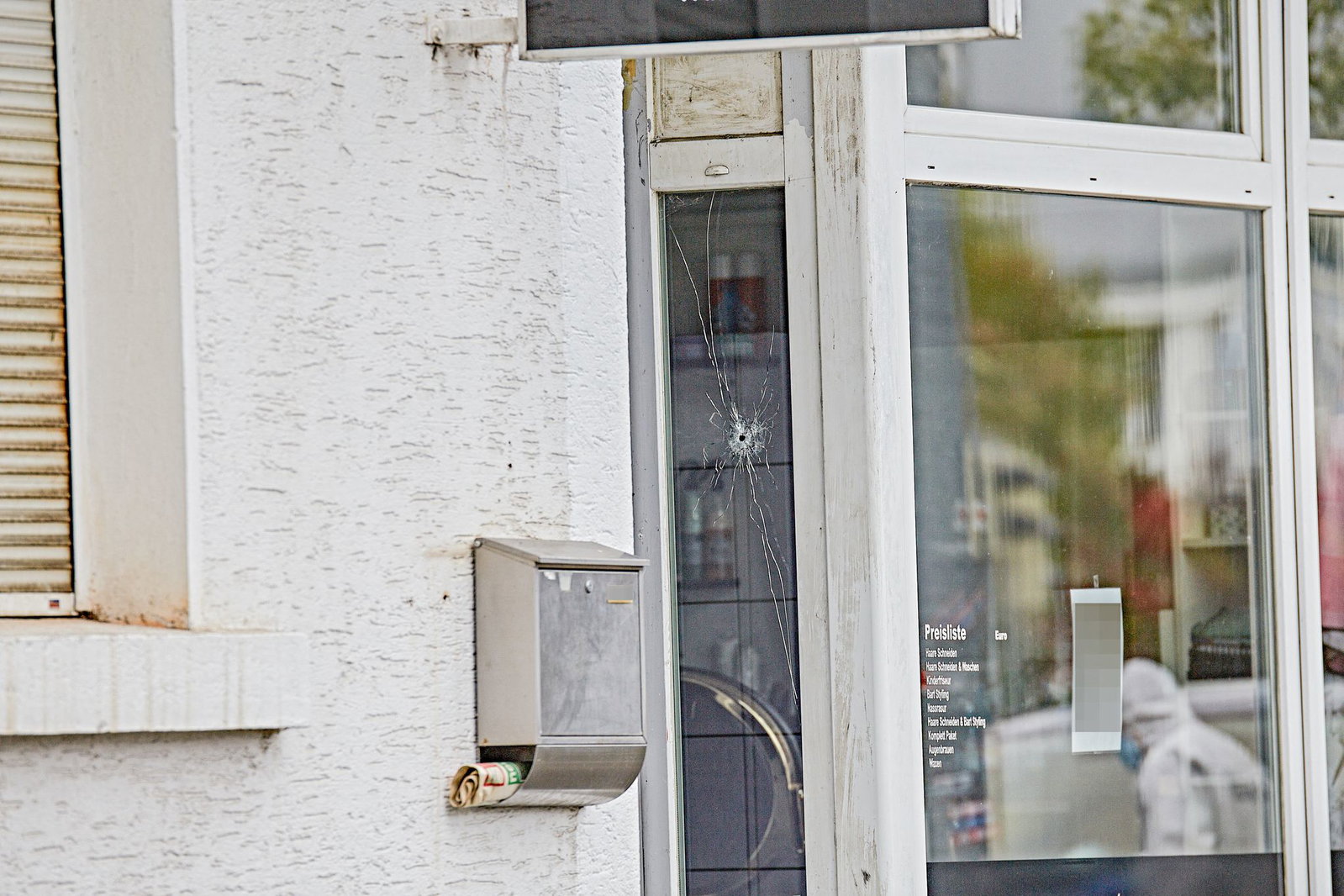 Mehrere Schüsse auf ein Gebäude beschäftigen die Polizei.