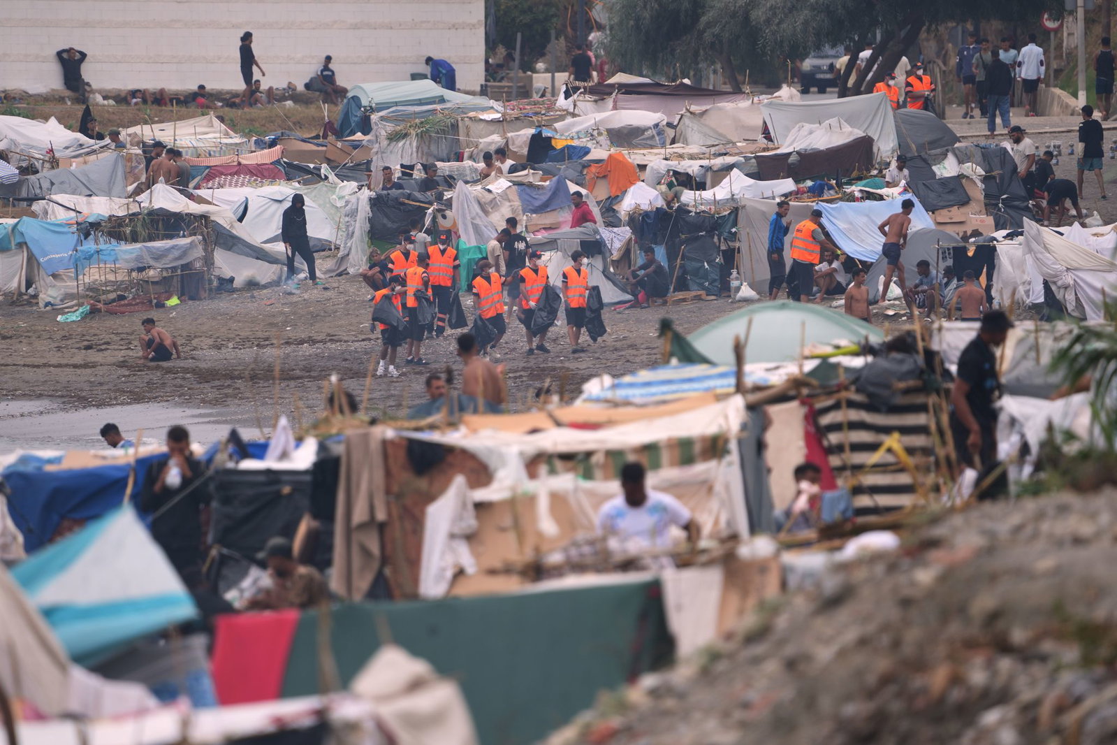 In Ceuta harren seit mehr als einem Monat rund 5.000 Migranten in der Hoffnung auf ein besseres Leben in Spanien aus. 