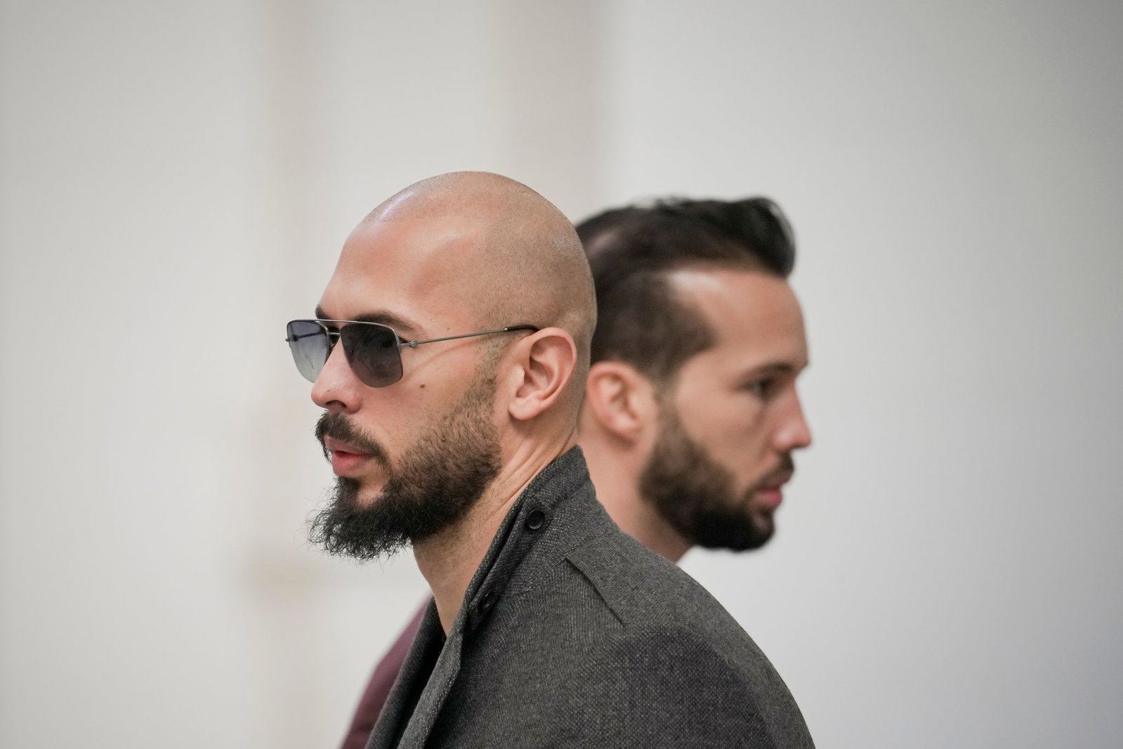 Nach einer ersten fehlgeschlagenen Anklage versucht Rumäniens Staatsanwaltschaft, die Influencer Andrew und Tristan Tate erneut vor Gericht zu bringen. (Archivbild) 