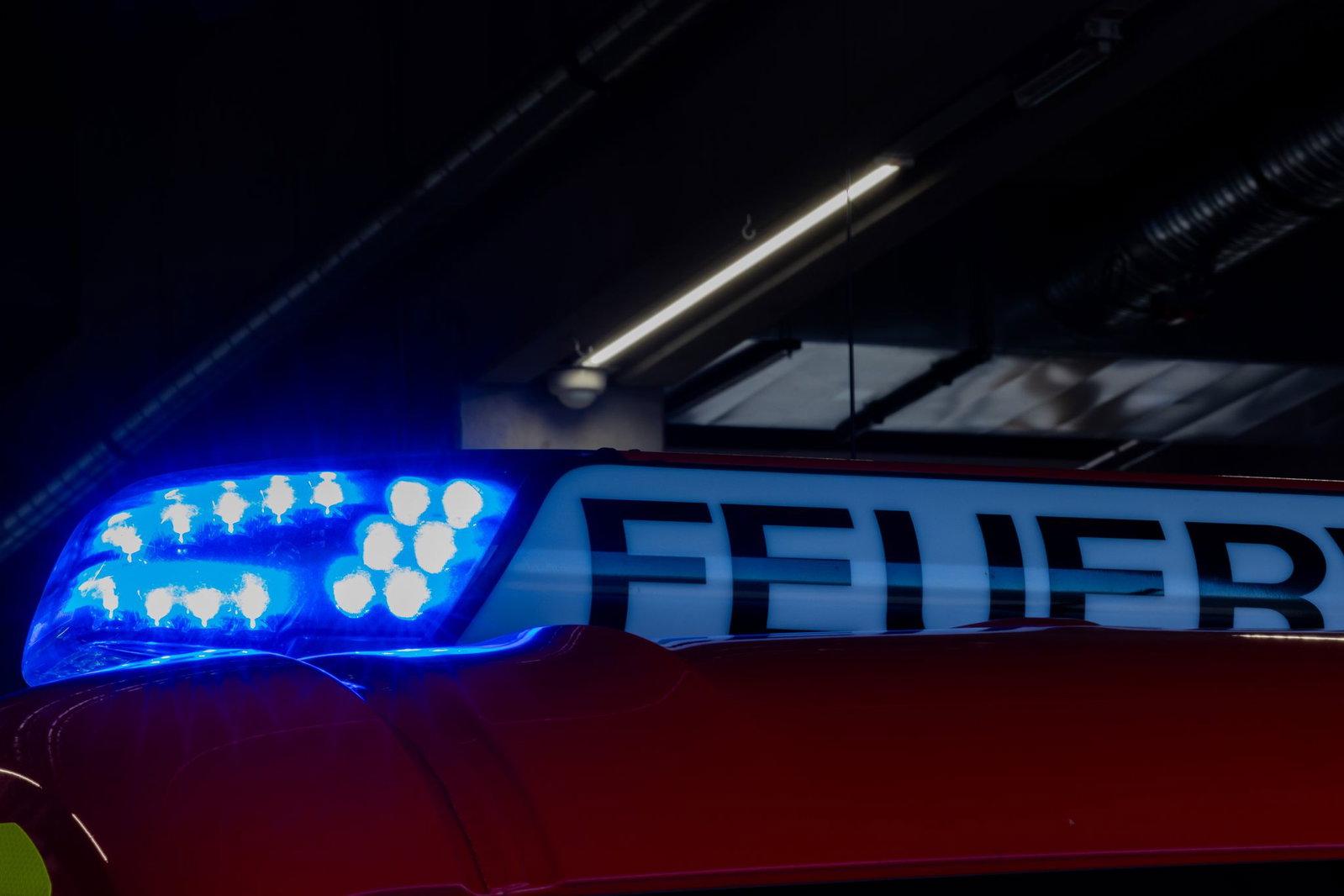 Die alarmierten Einsatzkräfte von Polizei und Feuerwehr konnten das Feuer zügig löschen und eine weitere Ausbreitung verhindern. (Symbolbild)