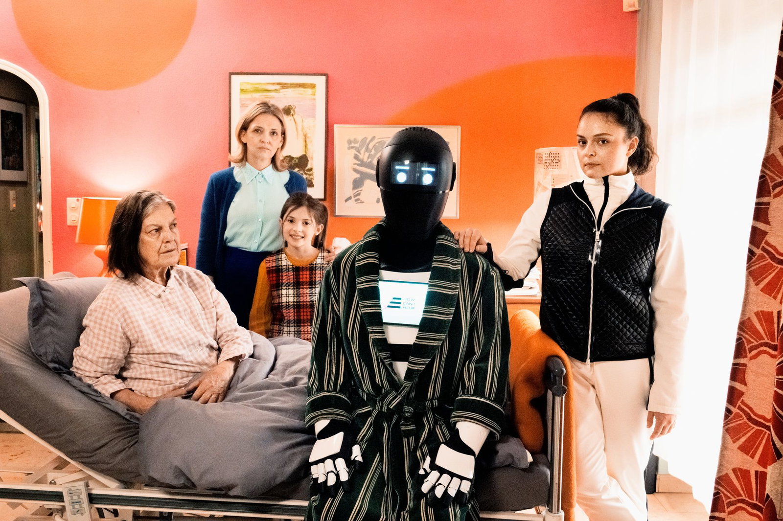 Doris Dörrie stellt in ihrem neuen Kinofilm einen Roboter an die Seite einer alten Dame.