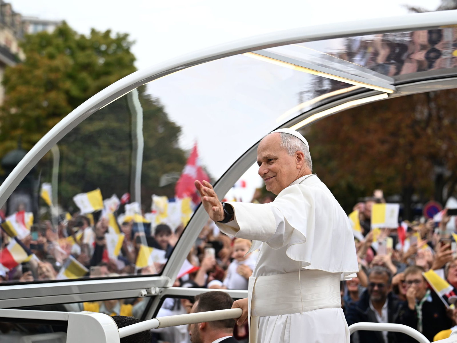 Hunderttausende Menschen sind für die Papstmesse ins Stadtzentrum von Paris gekommen.