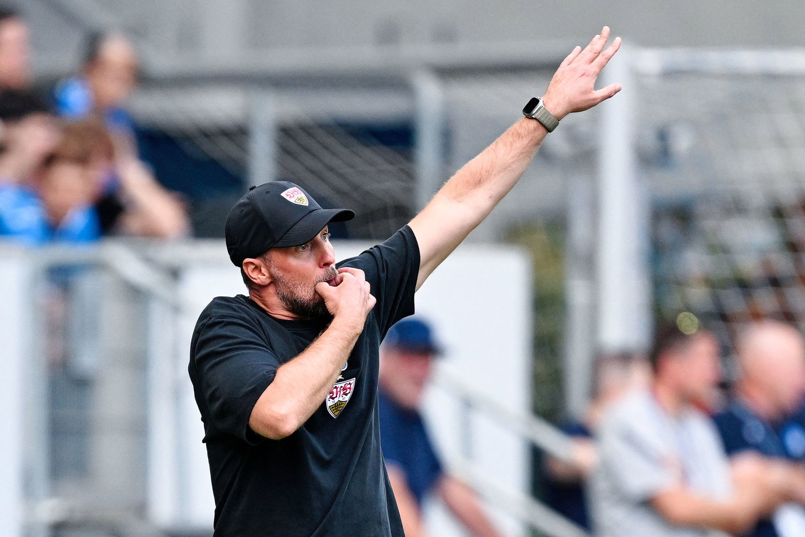 VfB-Coach Sebastian Hoeneß musste nach der Auswärtspleite beim FC Bayern mit dem VfB auch in Hoffenheim eine Niederlage hinnehmen. 