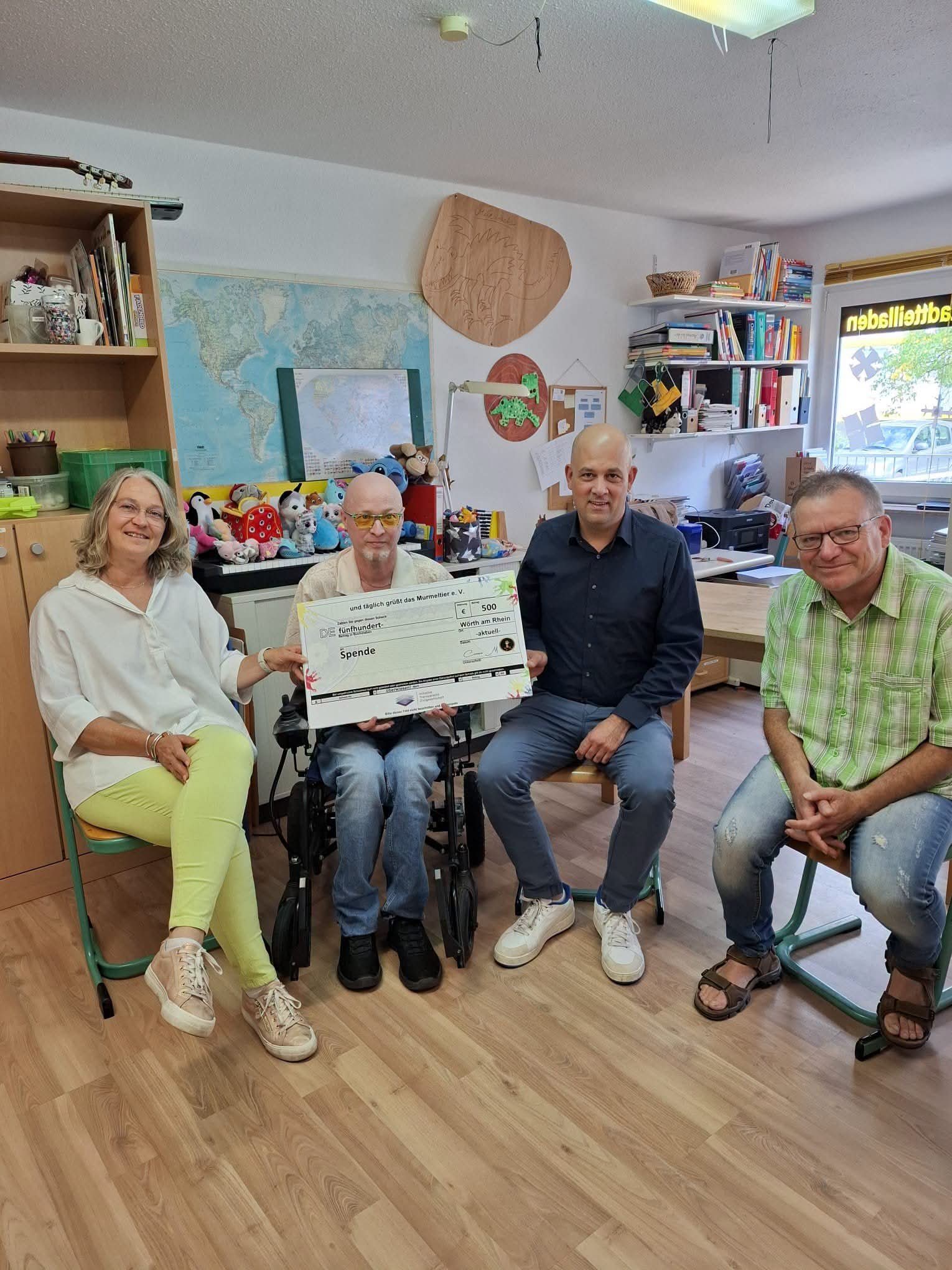 Verein übergibt Spendengeld