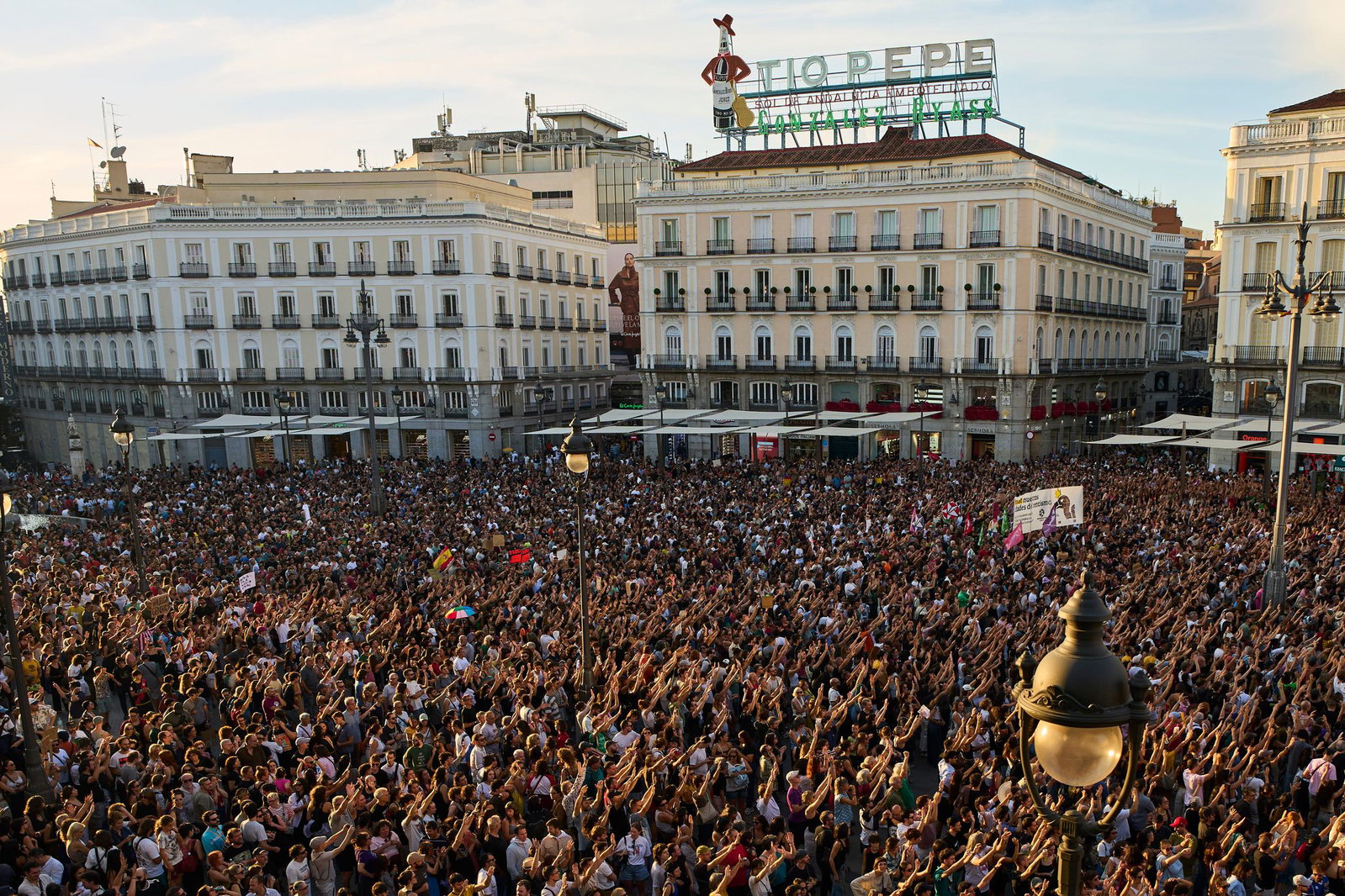 An dem Marsch in Madrid beteiligten sich Familien, Jugendliche und Rentner.
