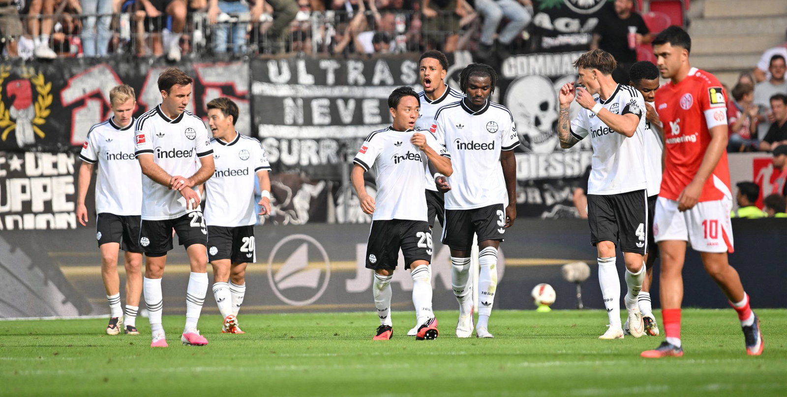 Die Mainzer Profis mussten Eintracht Frankfurt beim Jubeln zusehen.
