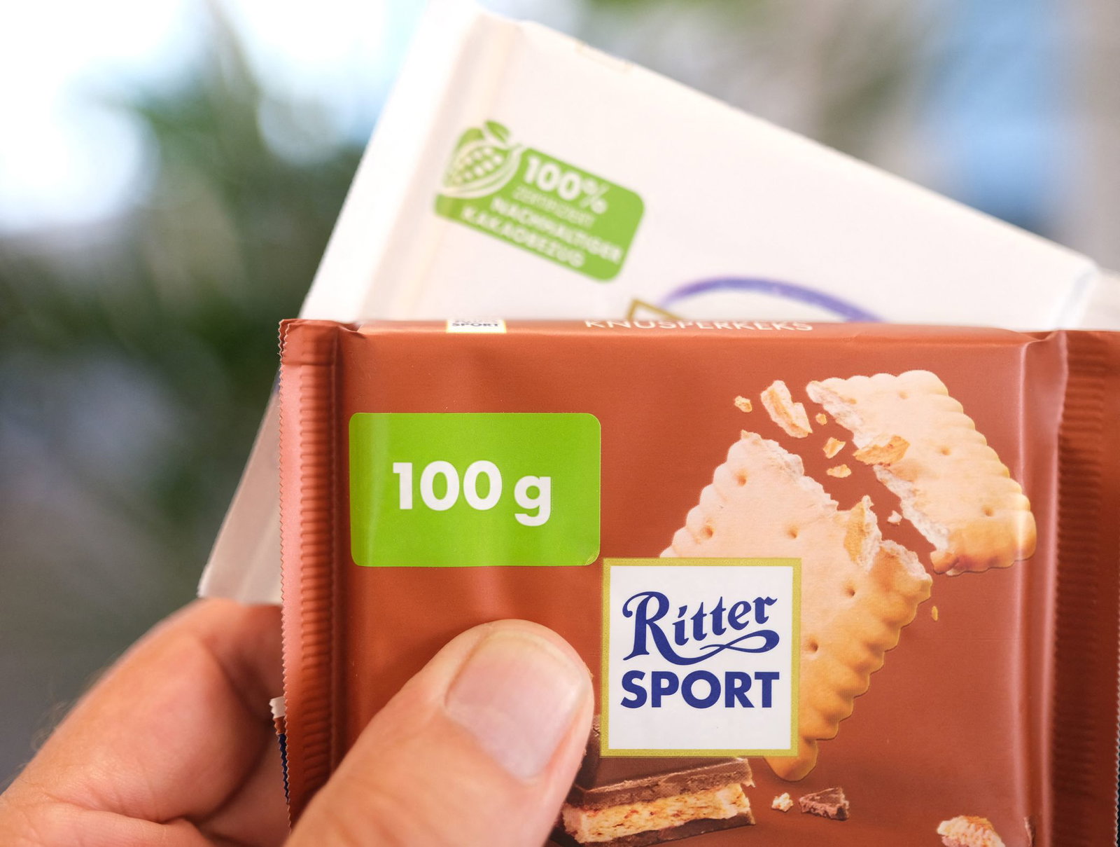 Wegen neuer EU-Vorgaben muss Ritter Sport alte Verpackungen mit Stickern überkleben.