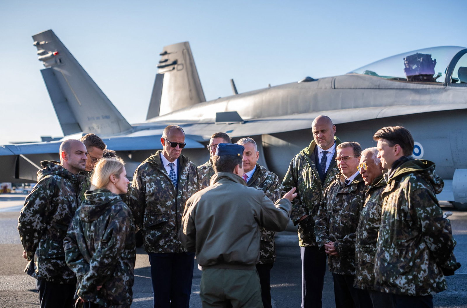 Am Rande des Gipfels besuchten Bundeskanzler Friedrich Merz und die anderen Teilnehmer den Luftwaffenstützpunkt Lapland Air Wing.