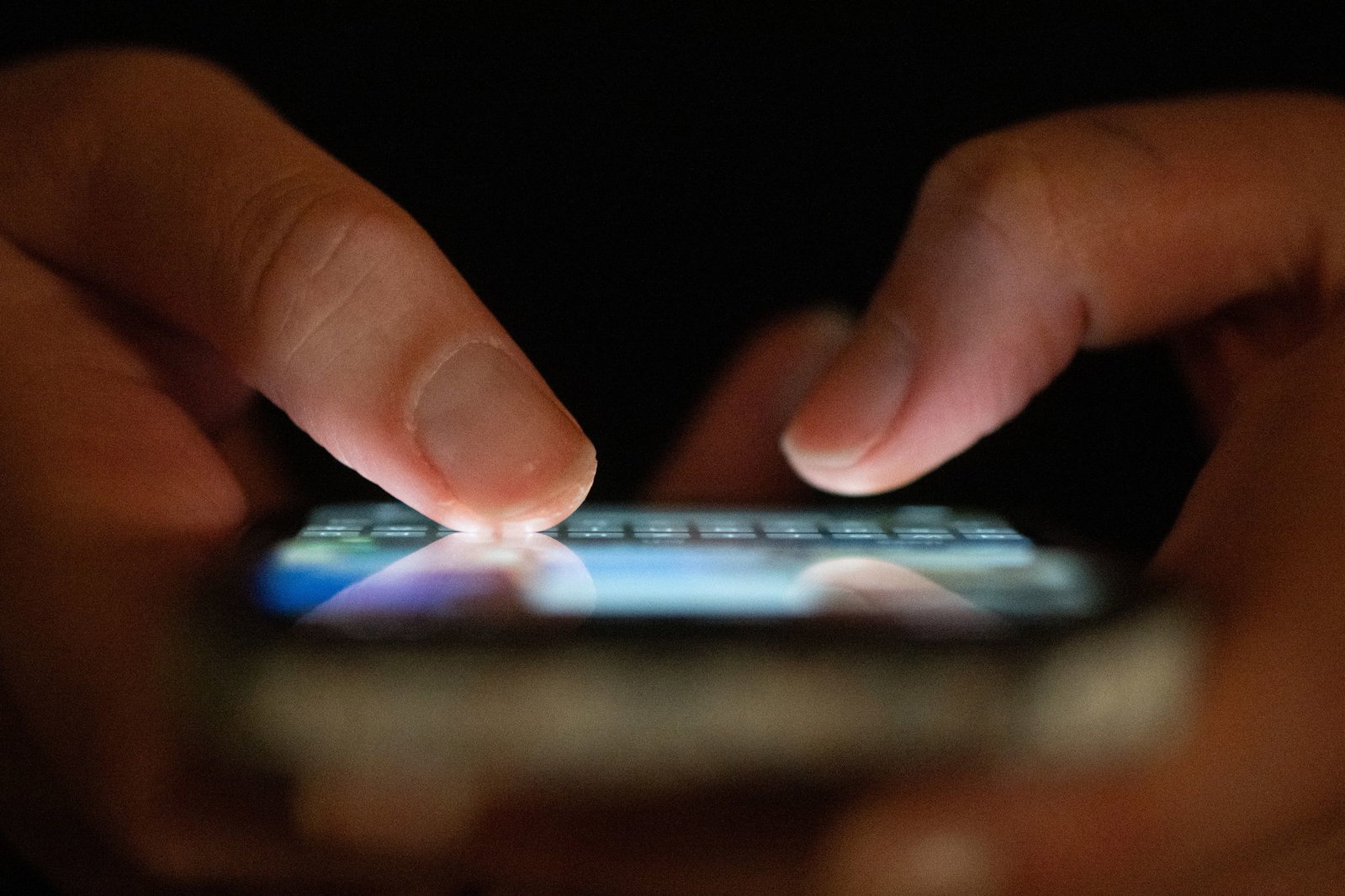 Eine Fanszene feiert Amokläufer und Attentäter im Netz. (Symbolbild)