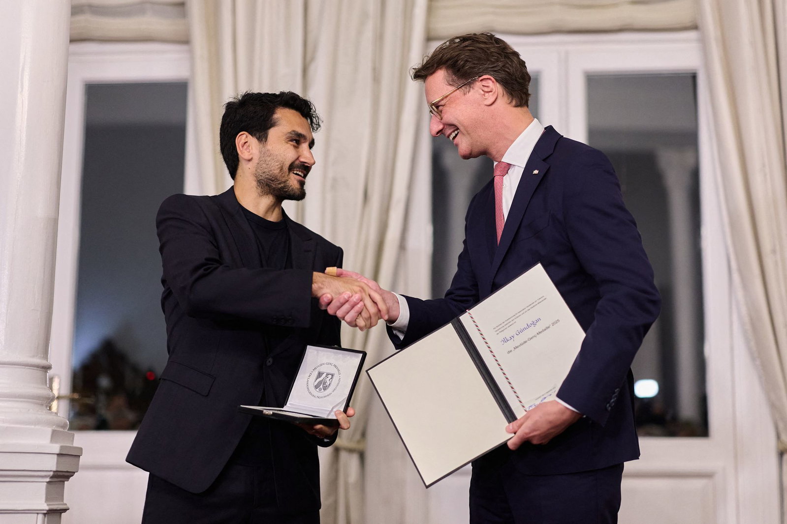Gündogan sollte den Preis eigentlich schon im vergangenen Jahr bekommen. Jetzt wurde das nachgeholt.