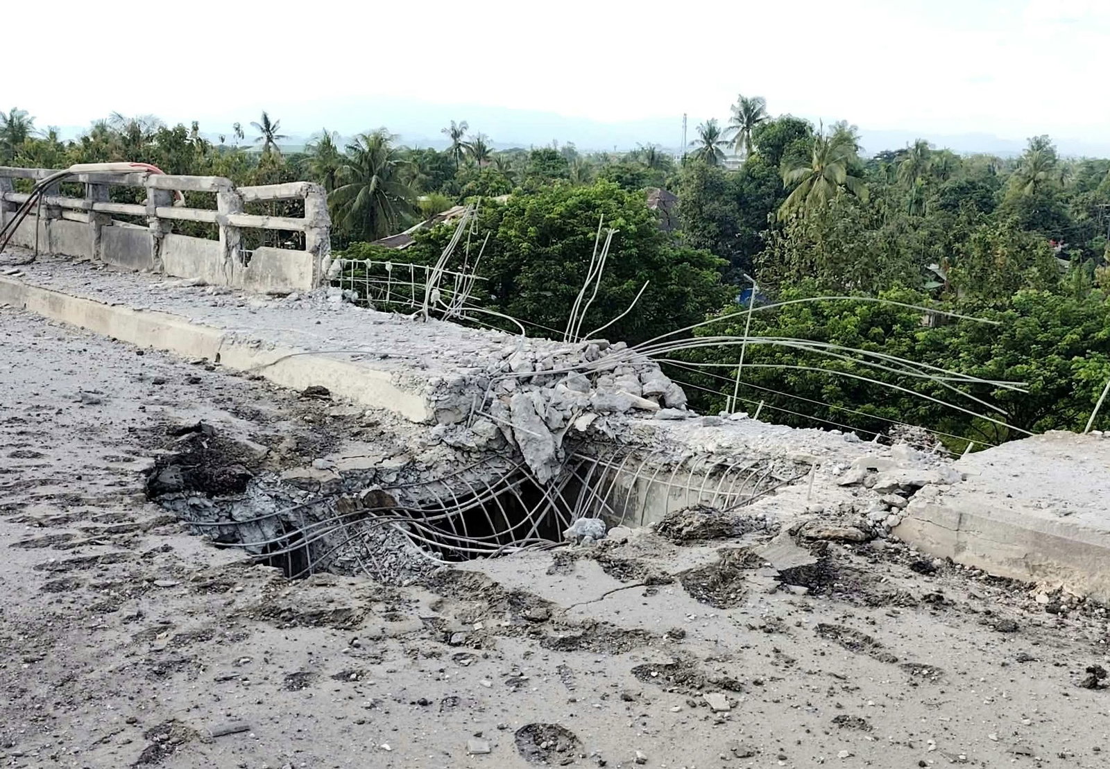 Die Bomben trafen einen Markt und eine Brücke.