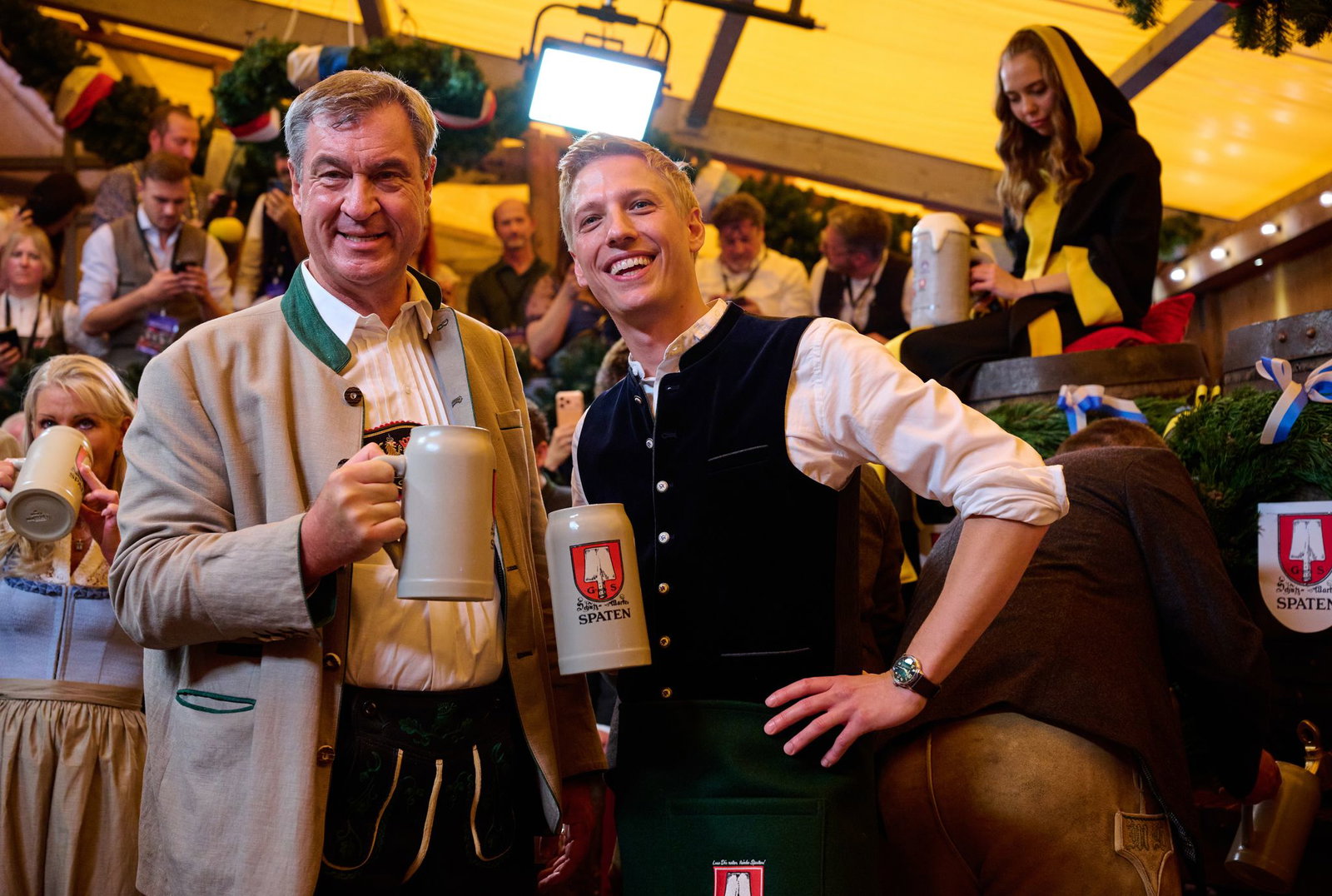 Markus Söder (l) und Münchens OB Dominik Kraus sehen das Oktoberfest als Pluspunkt einer Münchner Olympia-Bewerbung. (Archivbild)