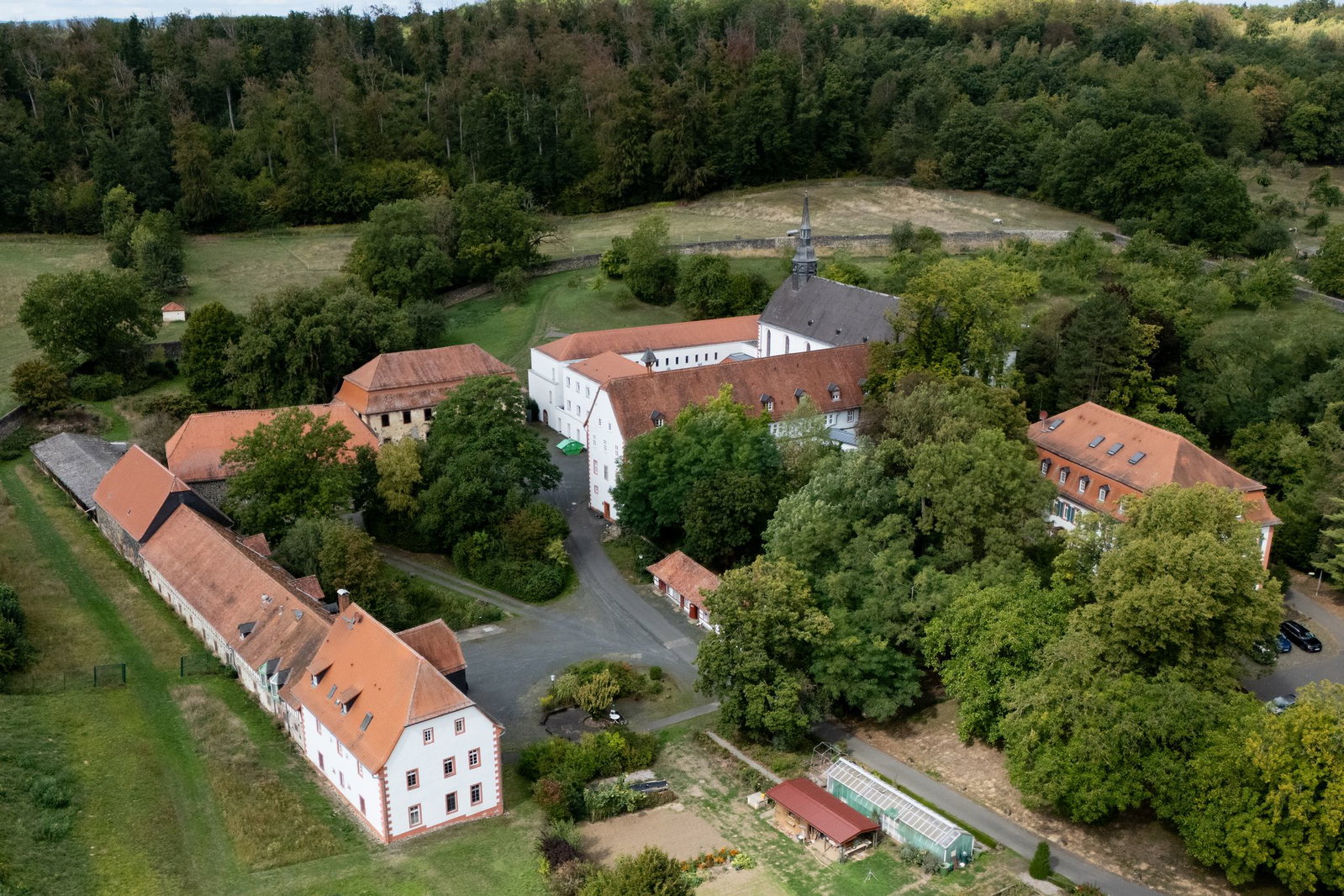 Fünf Hektar umfasst die Anlage von Kloster Engelthal in der Wetterau - die Bewirtschaftung wurde für die mittlerweile noch zwölf Ordensschwestern zuletzt zu viel.  