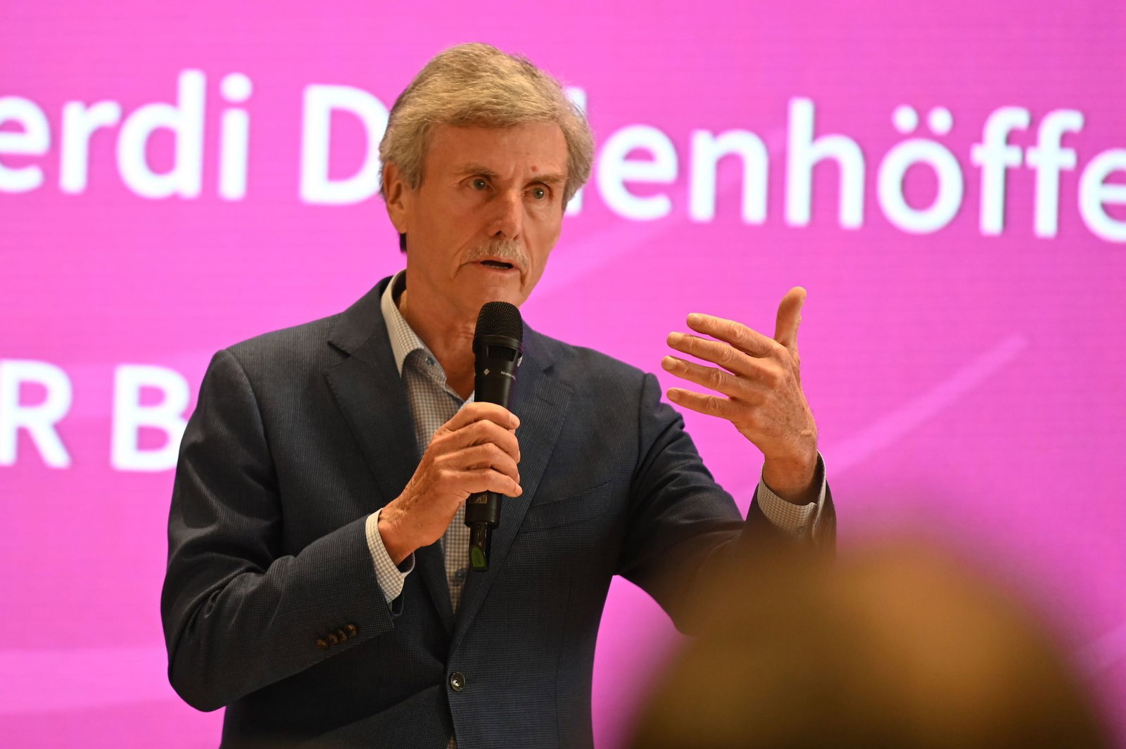 Branchenexperte Dudenhöffer: Keine Werksschließungen über Nacht. (Archivbild)