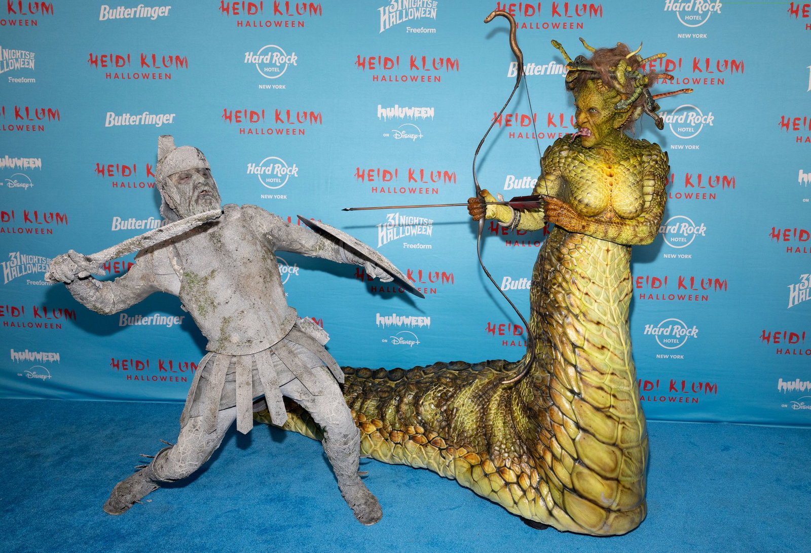 2025 präsentierte sich Klum als Schlangenwesen Medusa. Ihr Mann Tom Kaulitz erschien als griechischer Soldat. 