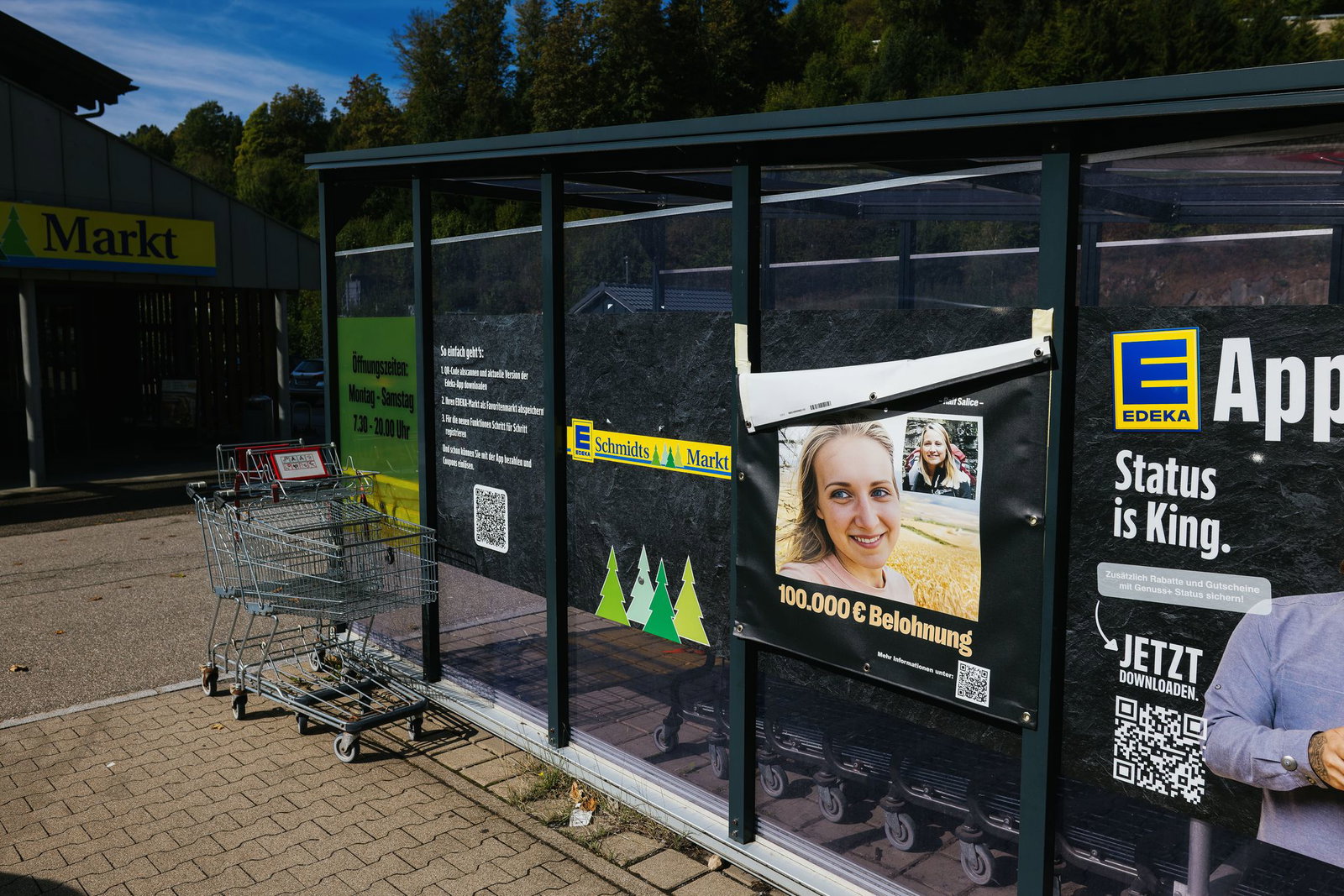 Ein Suchplakat hängt weiter an dem Supermarkt in Todtmoos, bei dem Scarlett zum letzten Mal gesehen wurde.