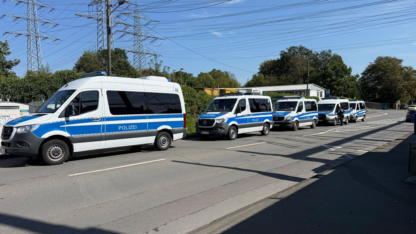 Nach einem Mann aus dem Ruhrgebiet wird weiter gesucht. 