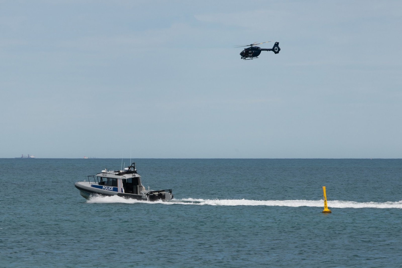 Einsatzkräfte suchten mit Booten und einem Helikopter nach dem Opfer. 