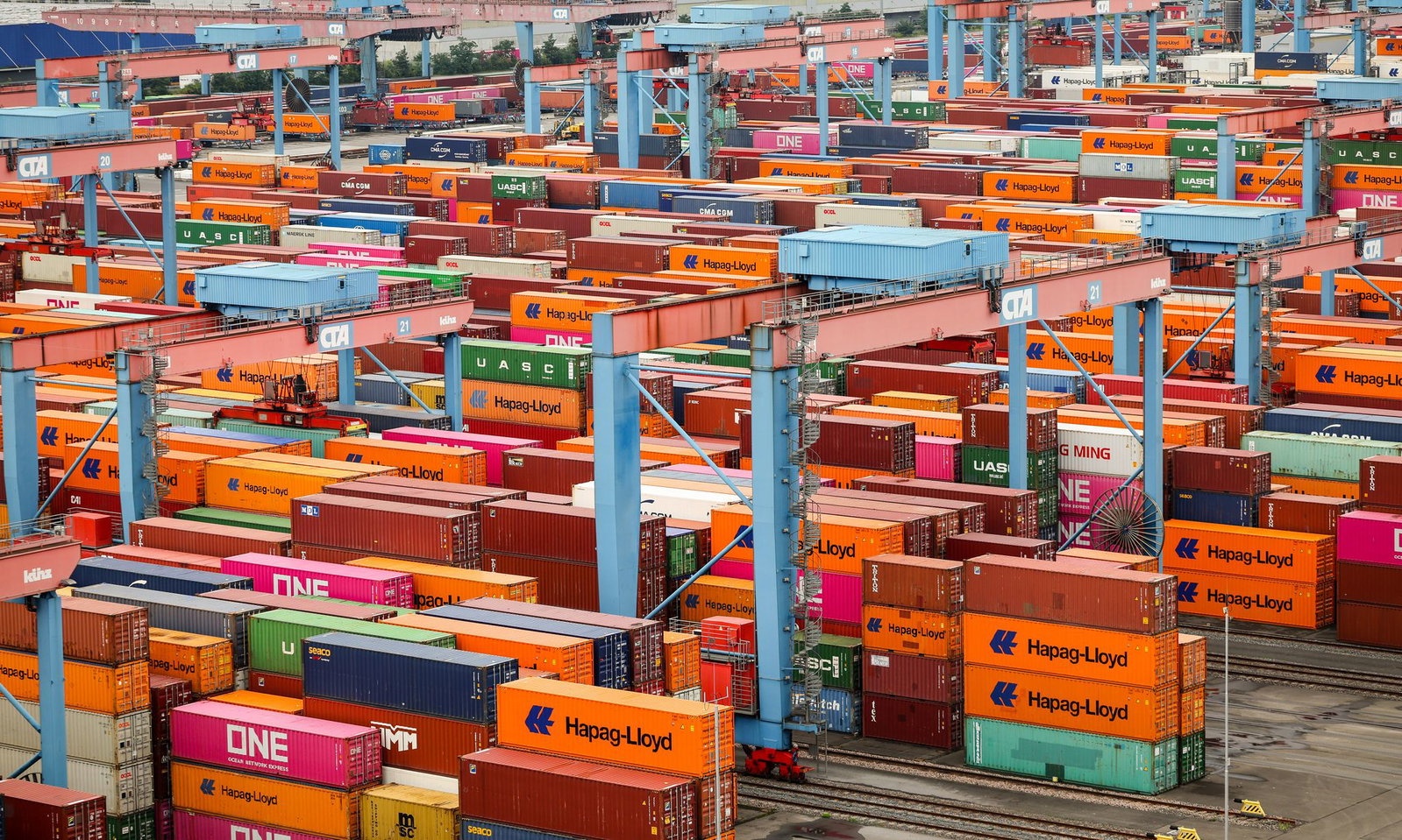 Bis Container in Seehäfen wie Rotterdam oder Antwerpen ankommen, kann es ein schwieriger Weg sein. (Symbolfoto)