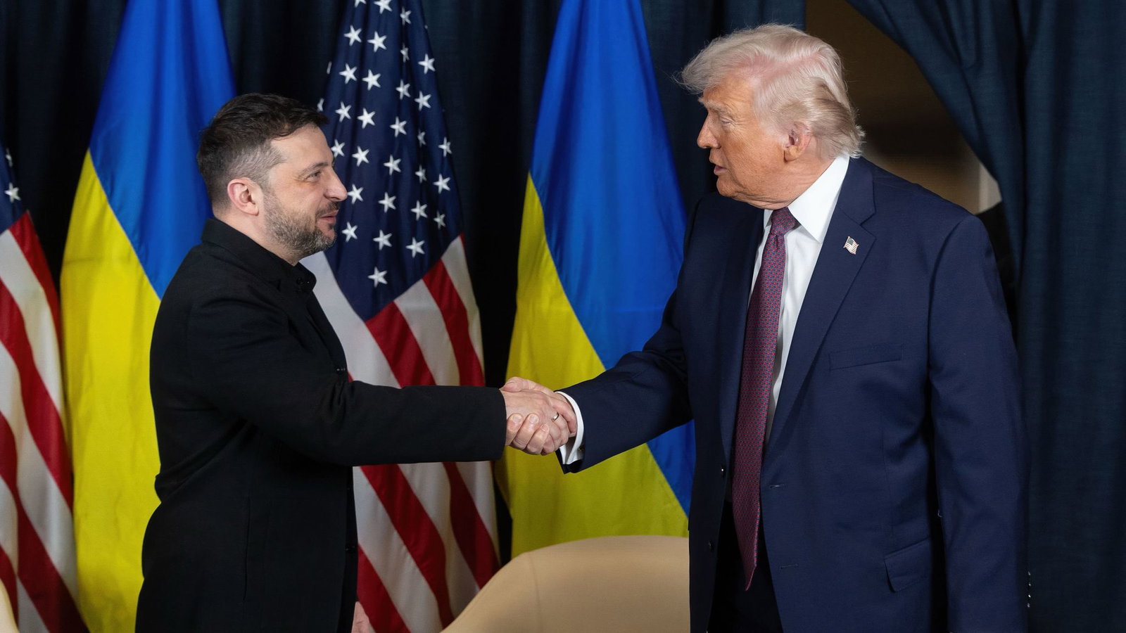 Der ukrainische Präsident Wolodymyr Selenskyj (l.) hat für kommende Woche ein Treffen mit seinem US-Kollegen Donald Trump (r.) angekündigt. (Archivbild)