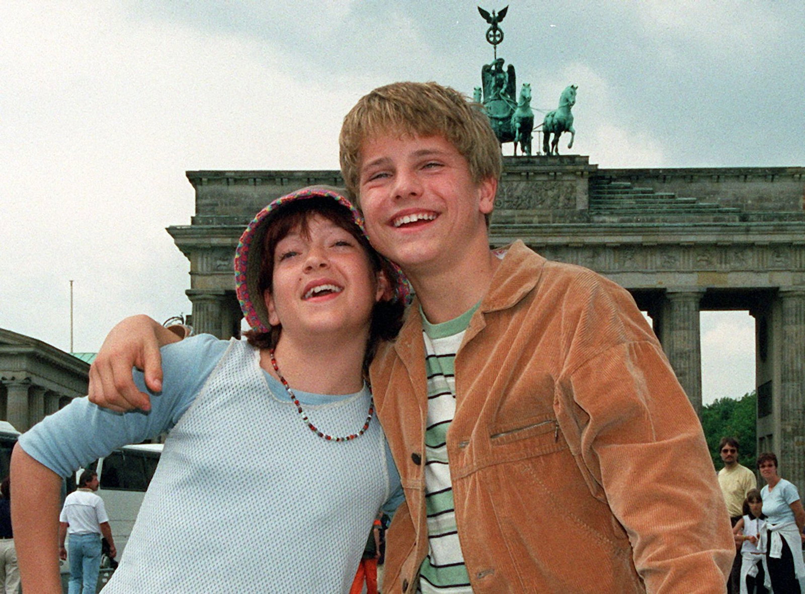 Die Kinderdarsteller Anja Sommavilla (links) und Tobias Retzlaff im August 2000 am Brandenburger Tor während der Dreharbeiten zum Kinderfilm «Emil und die Detektive». (Archivbild)