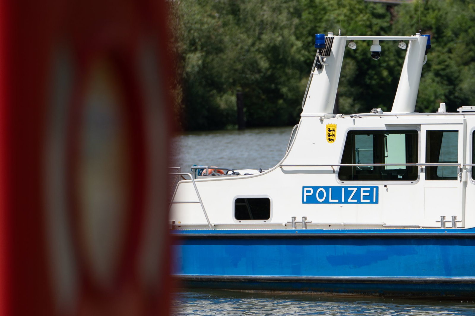 Vor der Konstanzer Hafeneinfahrt bargen Einsatzkräfte ein gekentertes Segelboot. (Symbolbild)