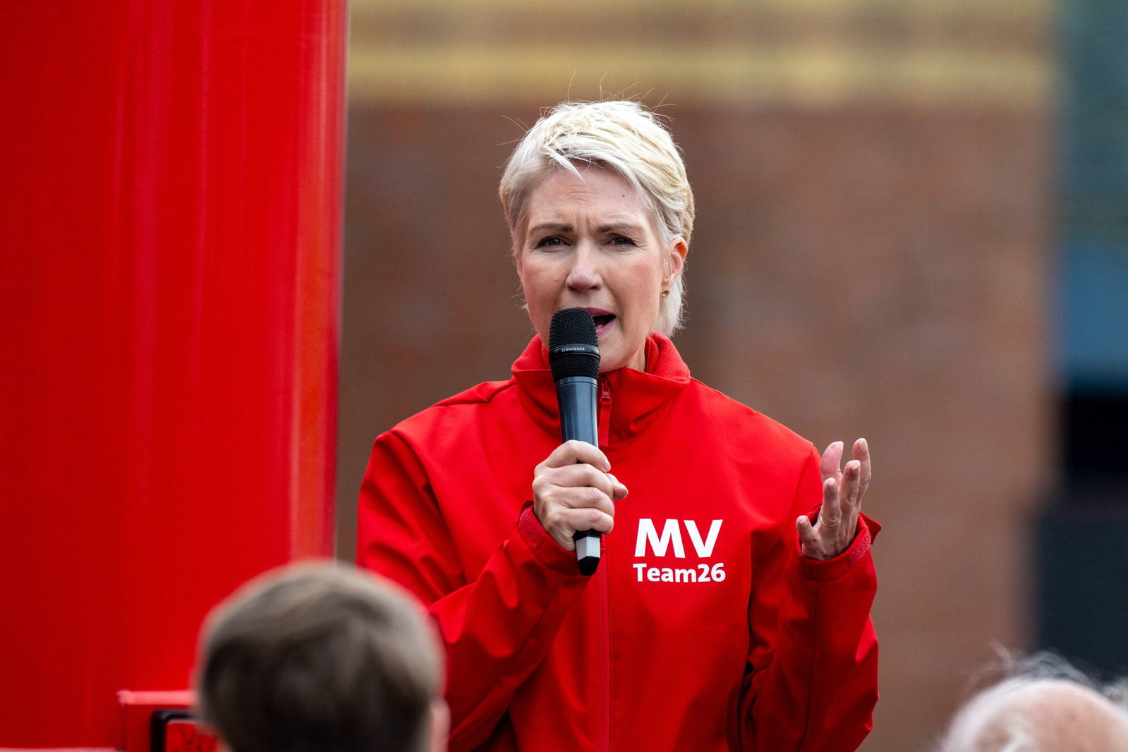 SPD-Regierungschefin Manuela Schwesig hat in Mecklenburg-Vorpommern in einer letzten Umfrage die AfD wieder vom Spitzenplatz verdrängt.