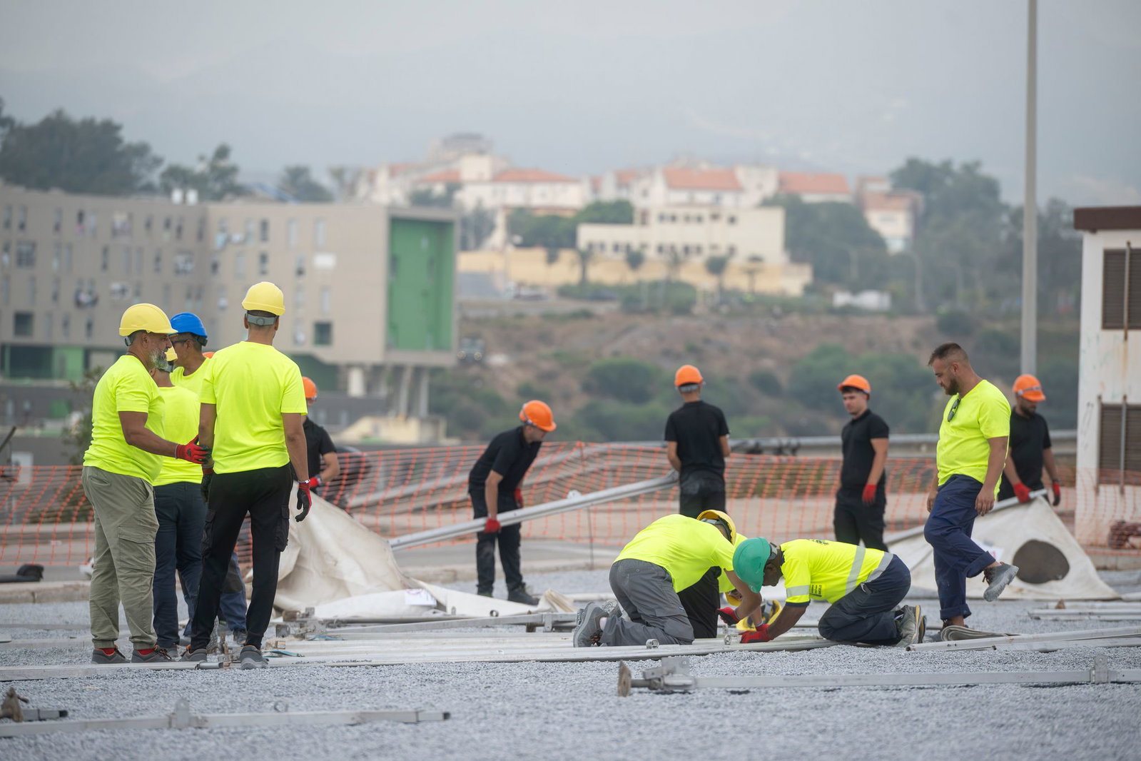 Spaniens Zentralregierung setzt sich über den Widerstand Ceutas gegen ein provisorisches Migrantenlager im Hafenbereich der Nordafrika-Exklave hinweg. 