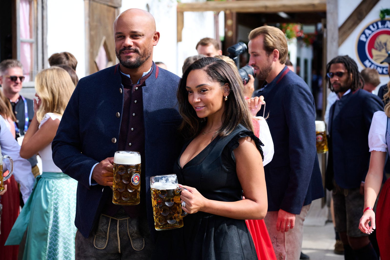 Trainer Vincent Kompany mit seiner Frau Carla Higgs vor dem Käferzelt auf der Theresienwiese.