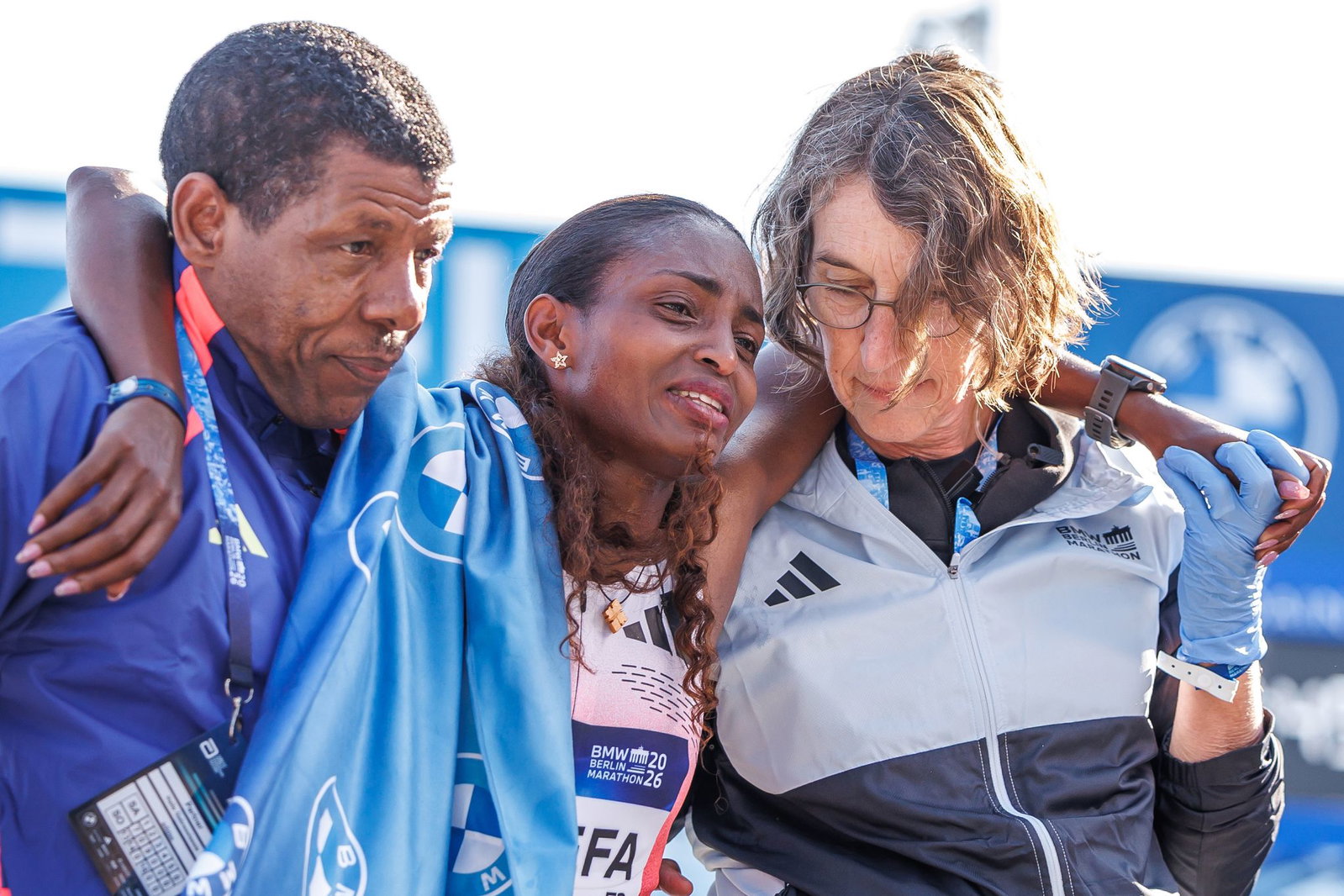 Tigst Assefa musste mit Tränen in den Augen von Lauf-Legende und ihrem Trainer Haile Gebrselassie im Ziel gestützt werden.
