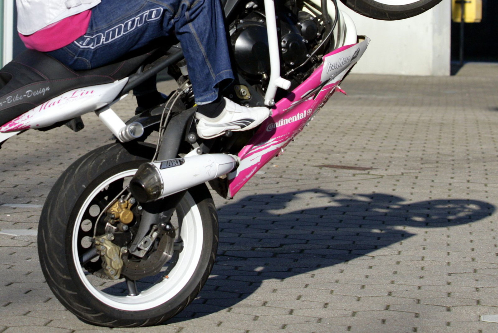 Ein Mann hat sich in Heidenheim auf ein fremdes Motorrad gesetzt und bei einem sogenannten Wheelie schwer verletzt. (Symbolbild)