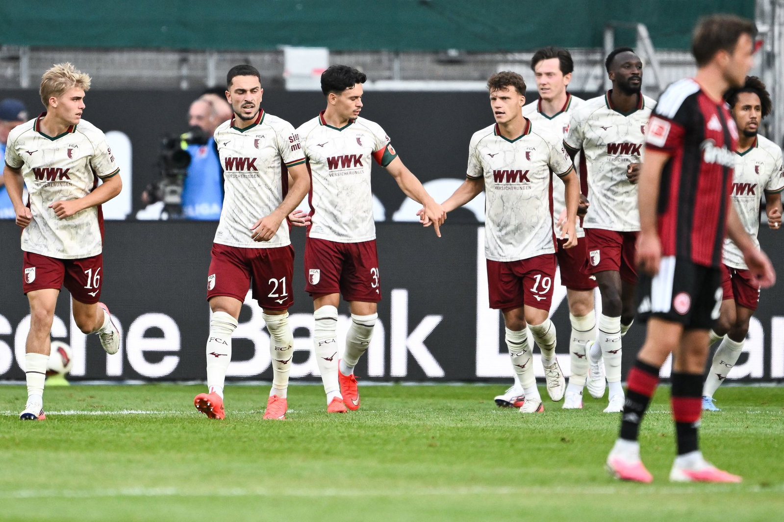 Der FC Augsburg bejubelte in Frankfurt den zweiten Saisonsieg.