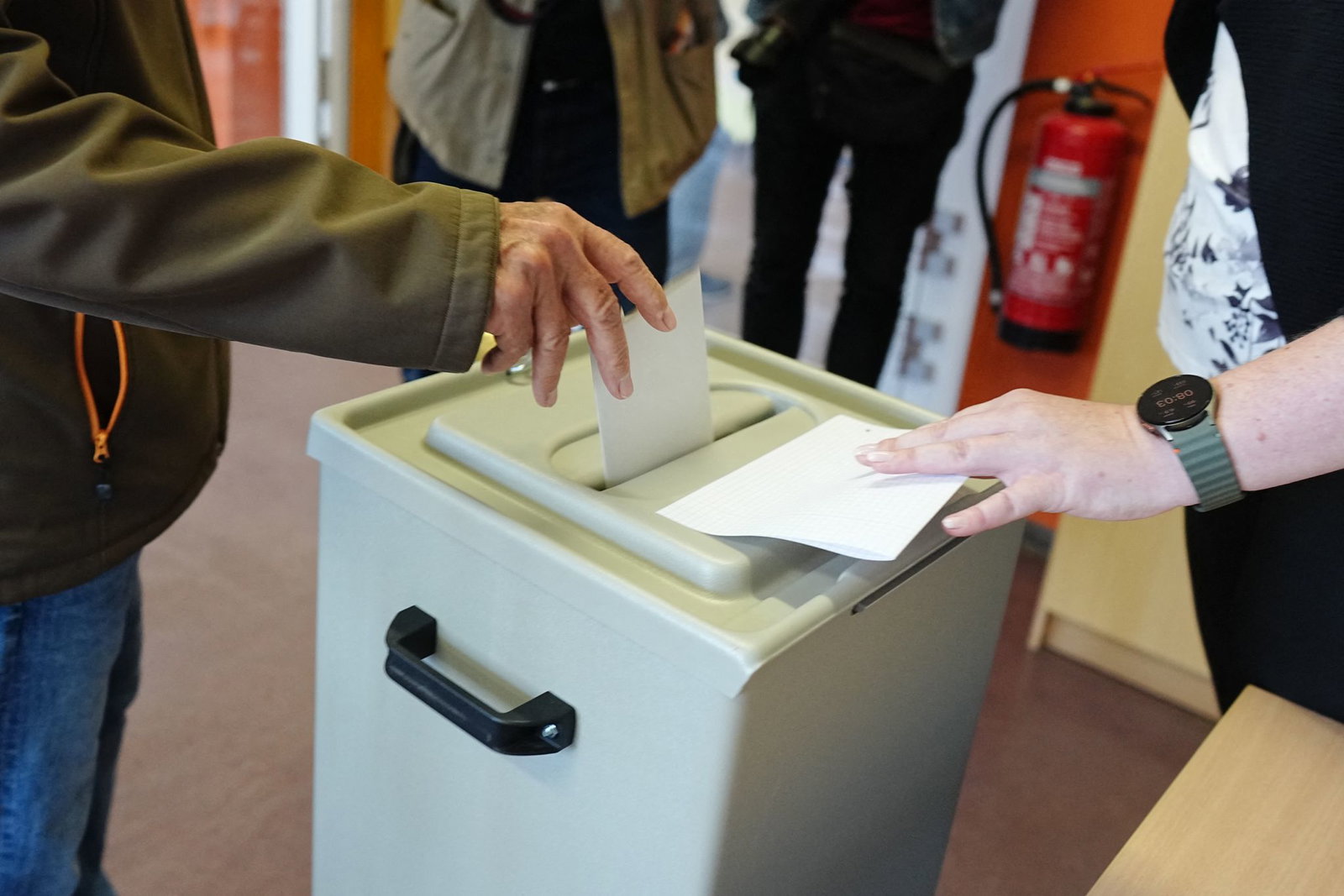 Ein Wähler wirft seinen gefalteten Stimmzettel in die Wahlurne in einem Wahllokal.