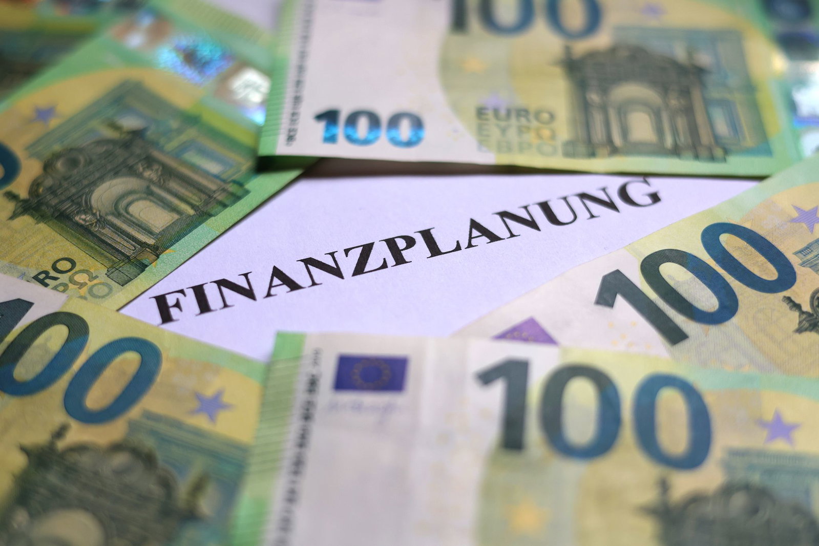 Mit wie viel Geld unterstützt das Land die angeschlagenen Kommunen? Darum geht es bei Verhandlungen am Freitag. (Symbolbild)