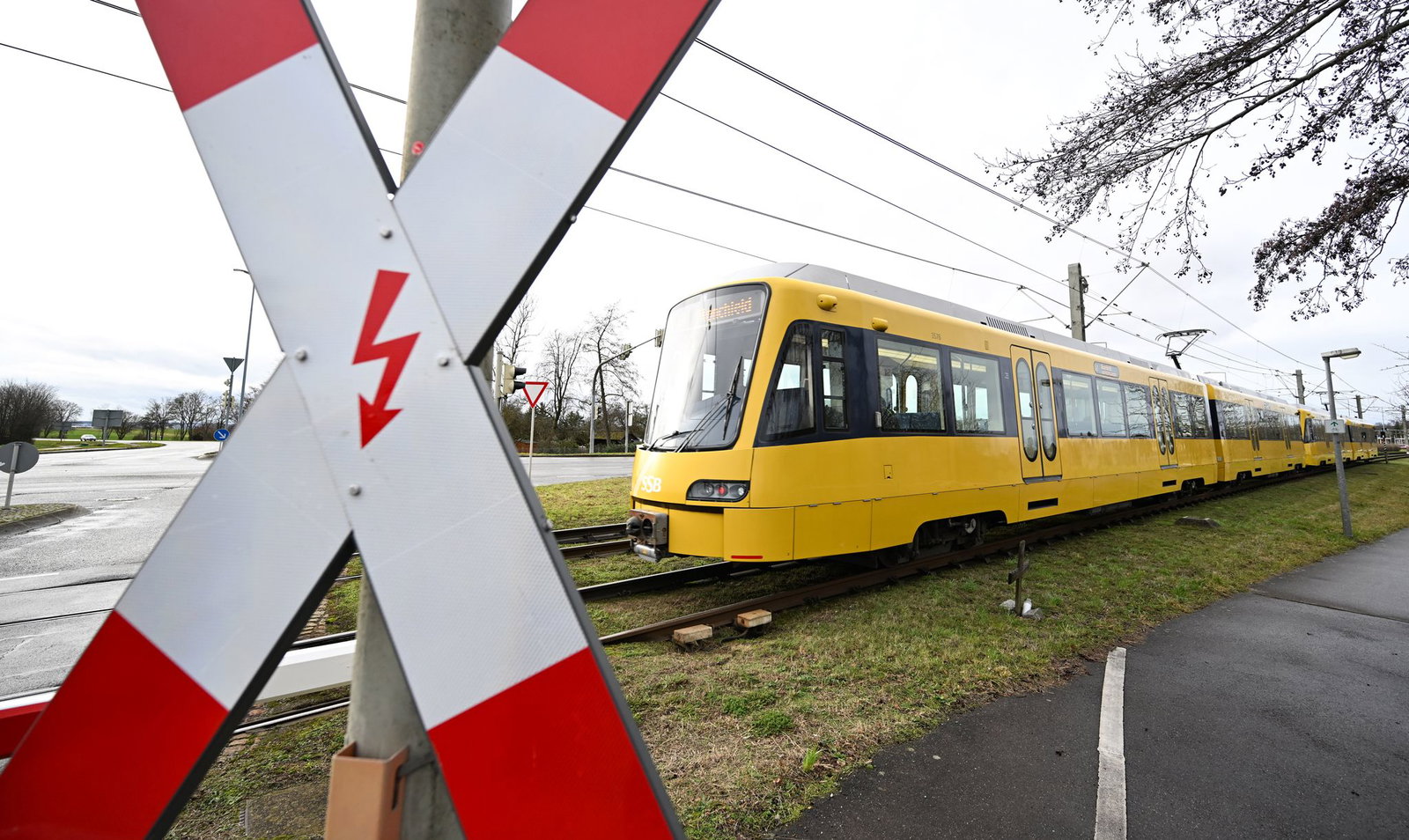 Der Mann sei trotz Warnsignal auf die Gleise getreten. (Symbolbild)