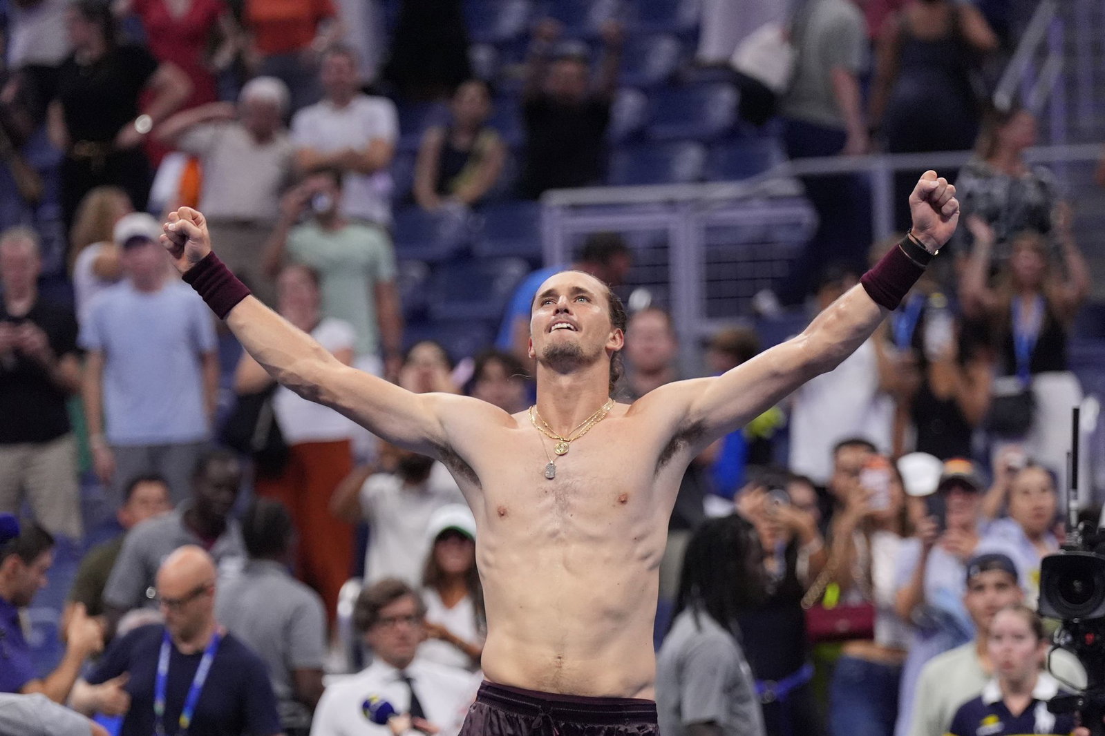 Alexander Zverev feiert seinen zweiten Fünfsatz-Sieg bei den US Open.
