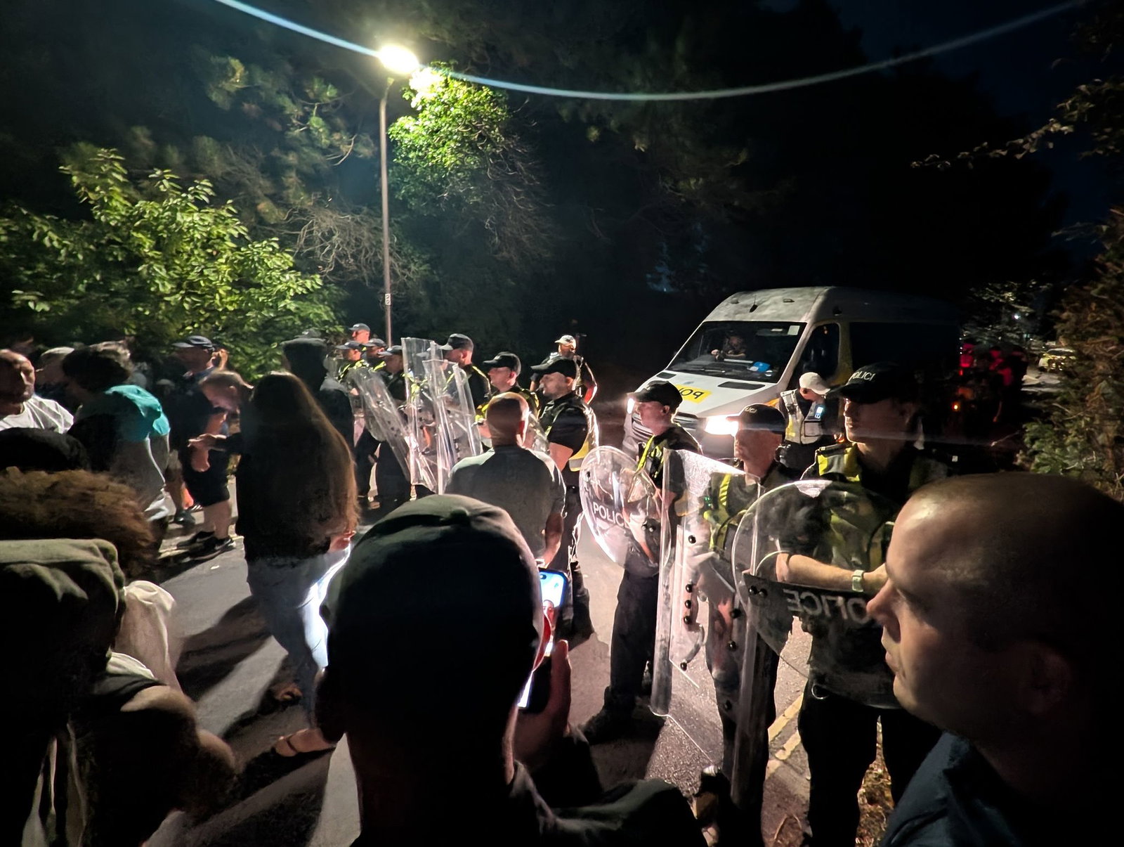 Hunderte rechte Demonstranten blockierten über Nacht Zufahrtswege zum Hafen in Portsmouth, um Bootsmigranten an der Einreise zu hindern.