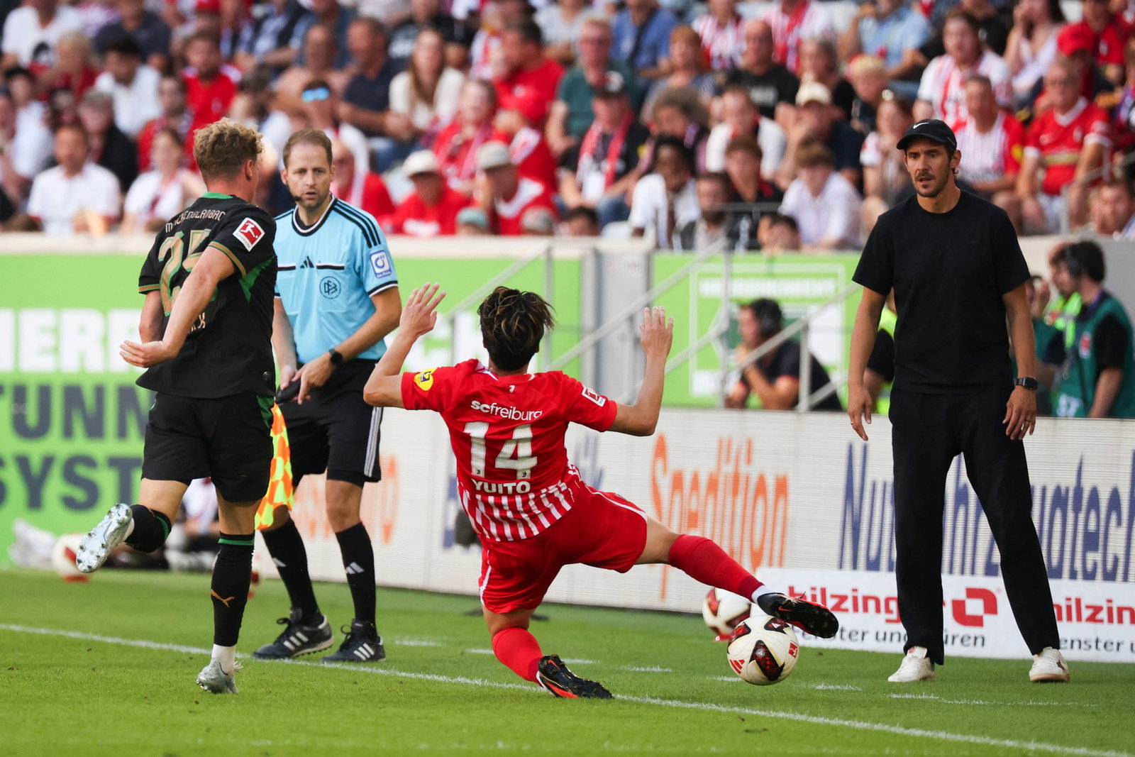 Viel Einsatz: Das gefällt Freiburgs Trainer Julian Schuster (r).