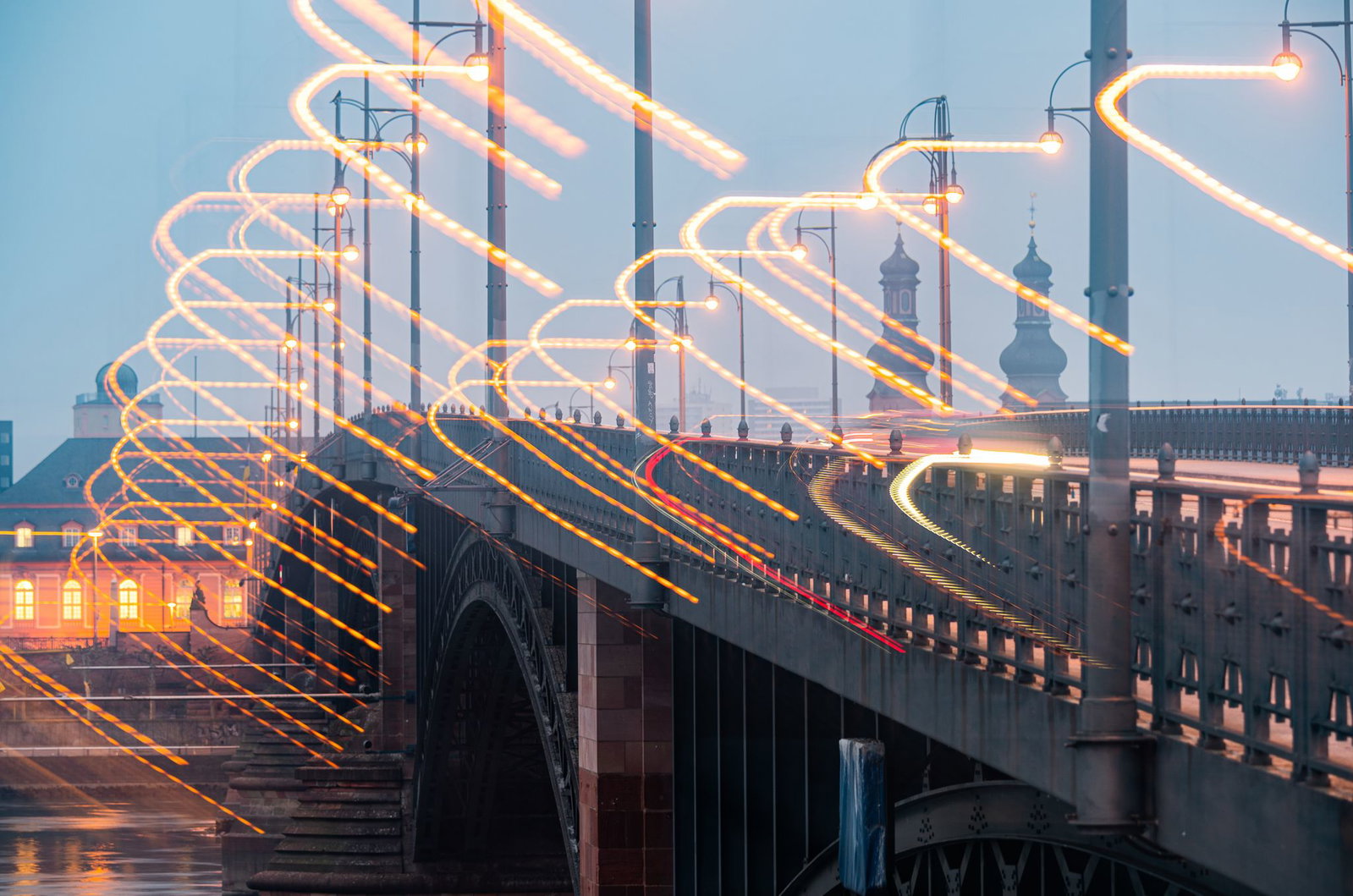 Am Ende ist die Rettungsaktion der Feuerwehr an der Theodor-Heuss-Brücke von Erfolg gekrönt. (Symbolbild)