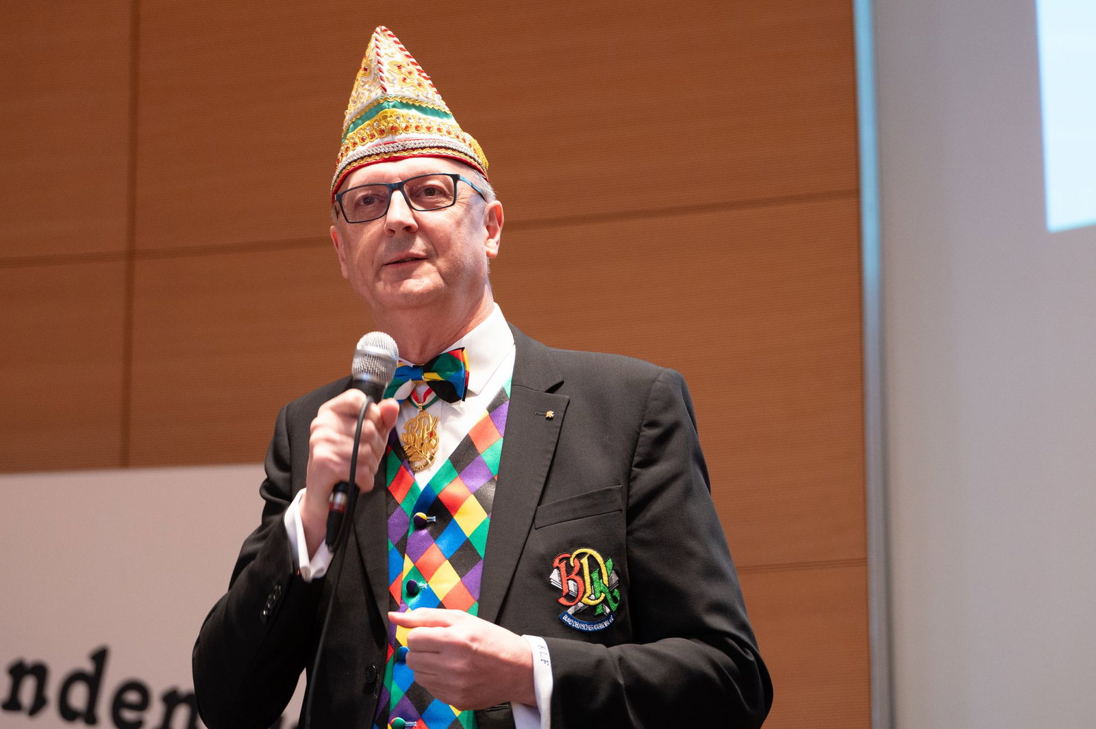 Fess wird für sein jahrzehntelanges Engagement als Karnevalist geehrt. (Archivbild)
