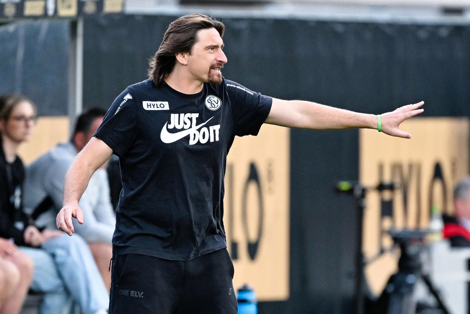 Gastiert mit Elversberg beim FC Schalke: Trainer Vincent Wagner. (Archivbild)