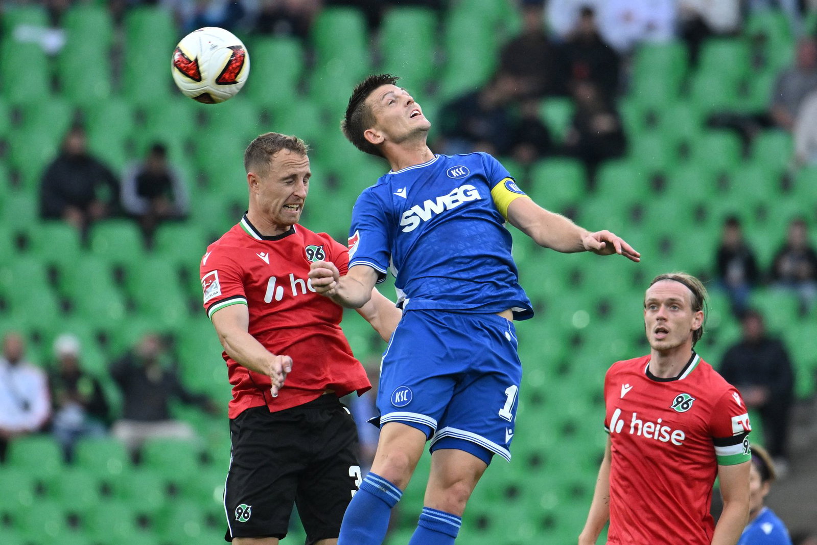 Im Kopfballduell: Karlsruhes Marvin Wanitzek (r) und Maurice Neubauer von Hannover 96.