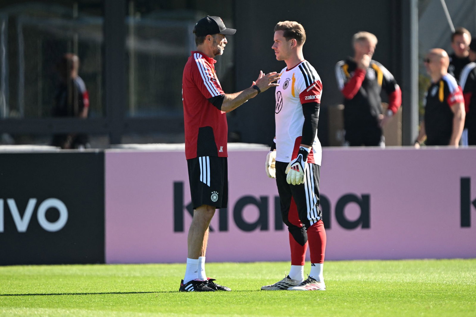 Kurzes Gespräch auf dem Trainingsplatz zwischen Chef Klopp und Torwart ter Stegen. 