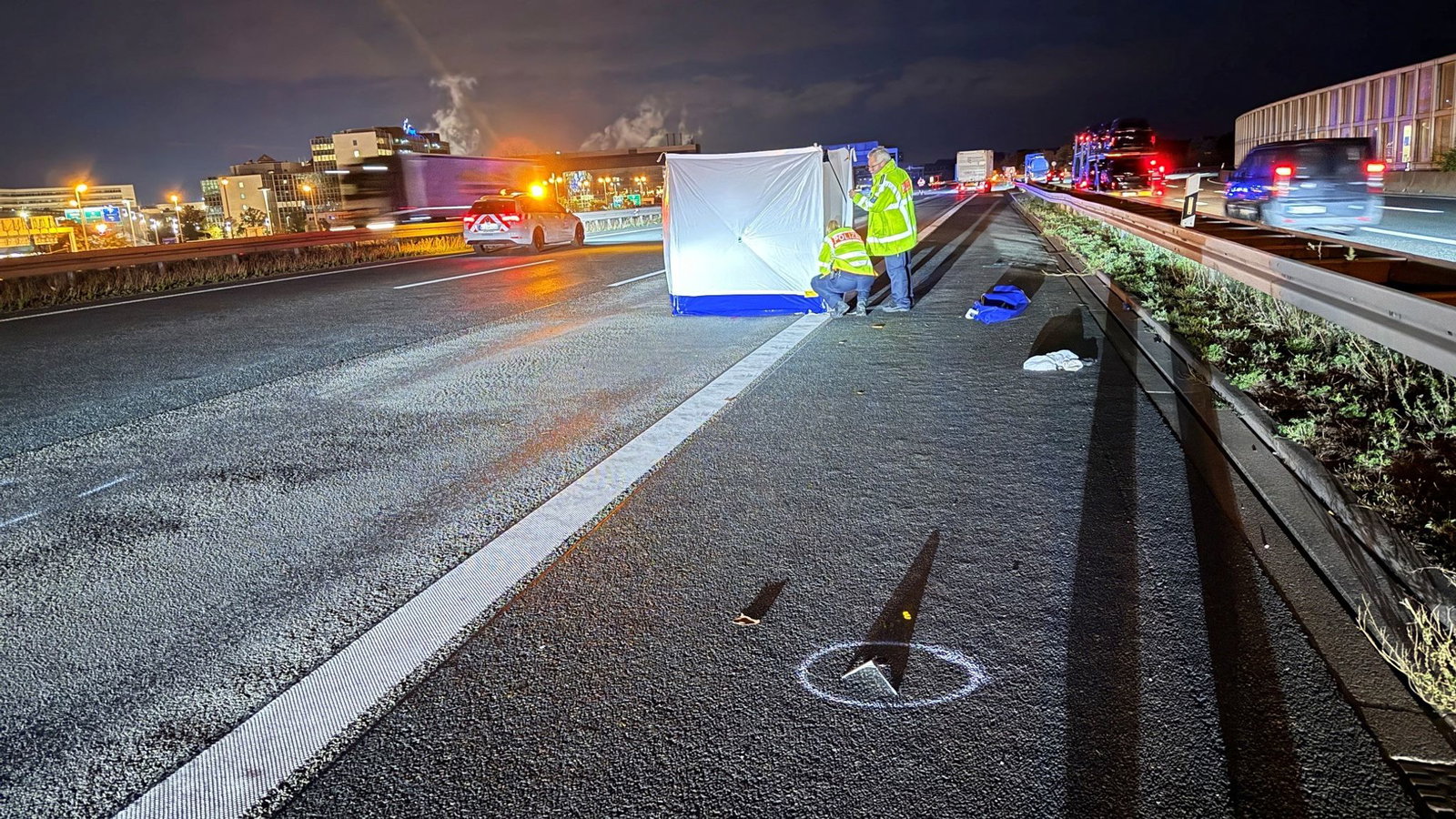 Teilsperrung der Autobahn 3: Ein Fußgänger ist bei ihrem Überqueren in Richtung Terminal 2 des Flughafens Frankfurt von einem Lastwagen erfasst und tödlich verletzt worden.