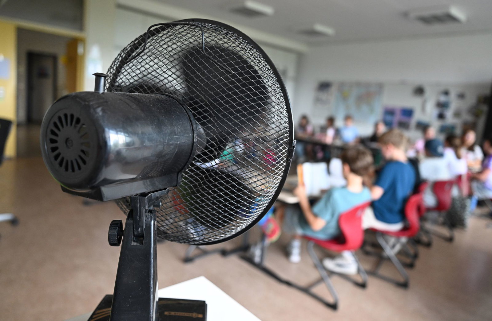 Wenn es im Sommer wieder heiß wird in den Klassenzimmern, sollen nach Willen des Ministeriums klarere Regeln gelten. (Archivbild)