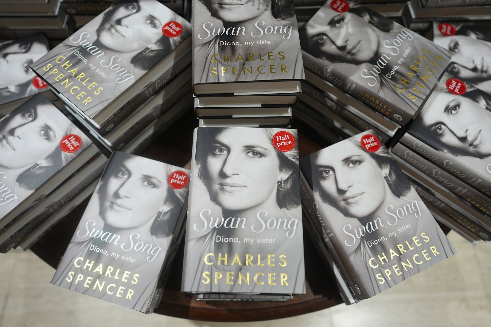 Kommentatoren in Großbritannien gehen von einem breiten Interesse für das Buch von Charles Spencer aus.